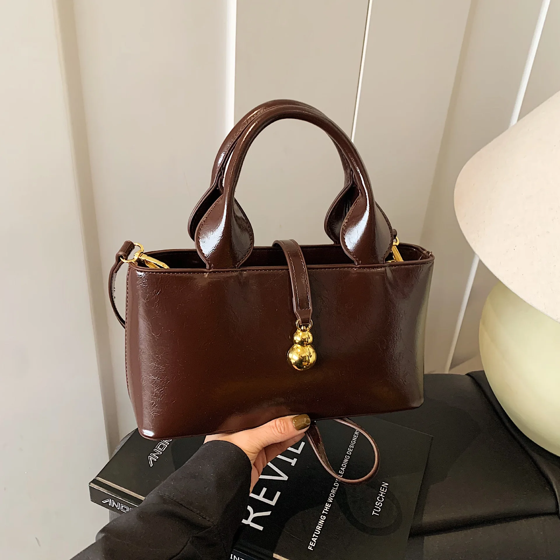 2025 Women's Chic Convertible Top Handle Shoulder Crossbody Bag Vegan Leather Day Night Tote Minimalist Luxury Purse
2025 Women's Chic Convertible Top Handle Shoulder Crossbody Bag Vegan Leather Day Night Tote Minimalist Luxury Purse