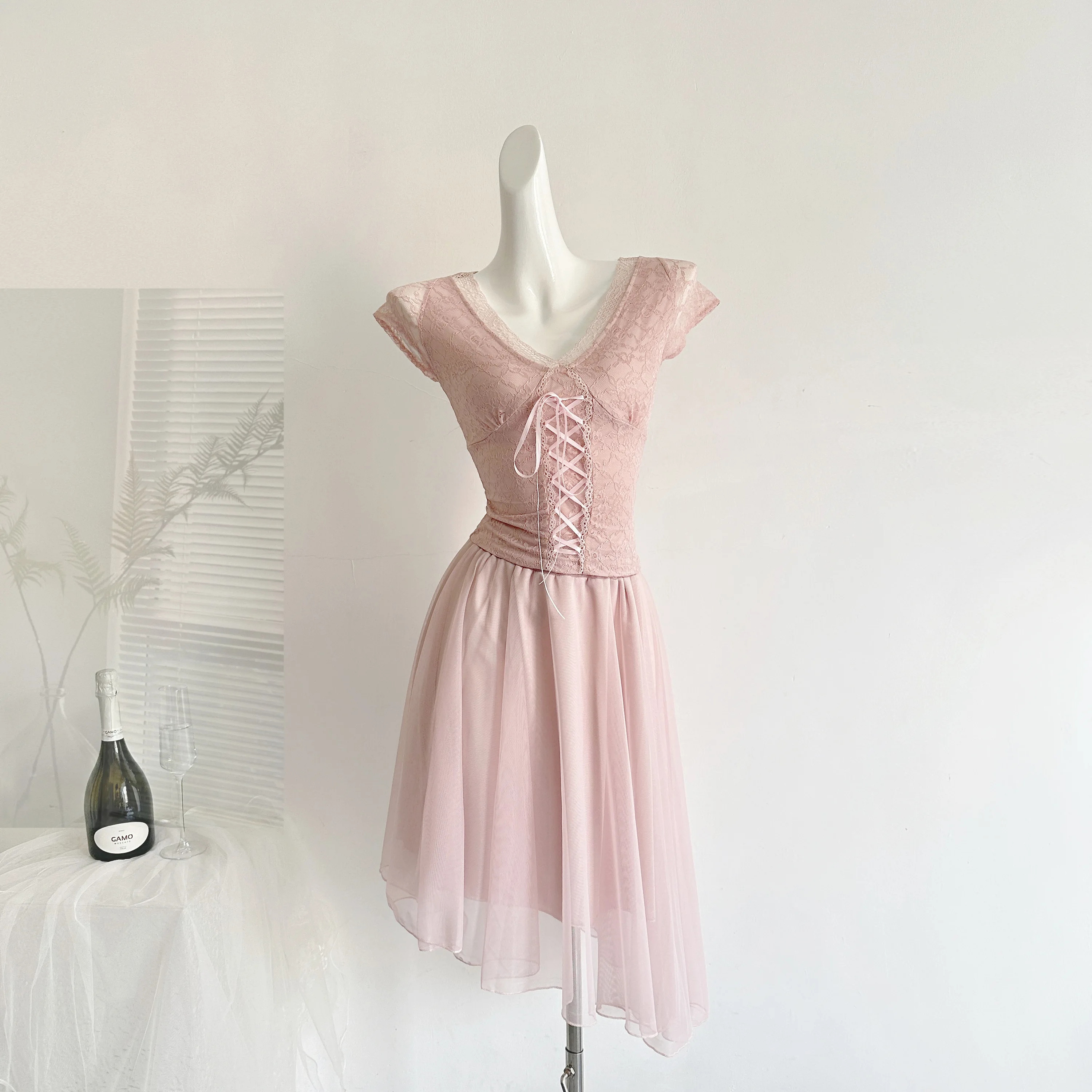 High Waist Lace Half Skirt Two Piece Set V Neck Tie Dotted Netting Skirt Casual Style Summer Fashion Women's Ensemble
High Waist Lace Half Skirt Two Piece Set V Neck Tie Dotted Netting Skirt Casual Style Summer Fashion Women's Ensemble