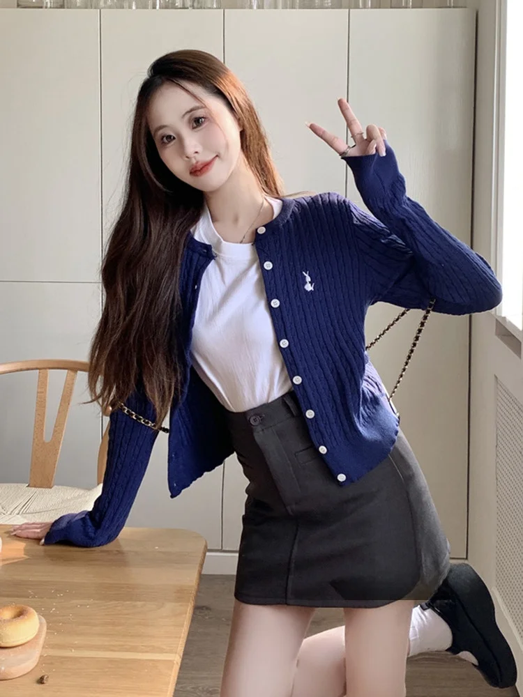 Женский вязаный кардиган с пуговицами, приталенный, с длинными рукавами, в университетском стиле, весенний, повседневный, модный трикотаж
Женский вязаный кардиган с пуговицами, приталенный, с длинными рукавами, в университетском стиле, весенний, повседневный, модный трикотаж