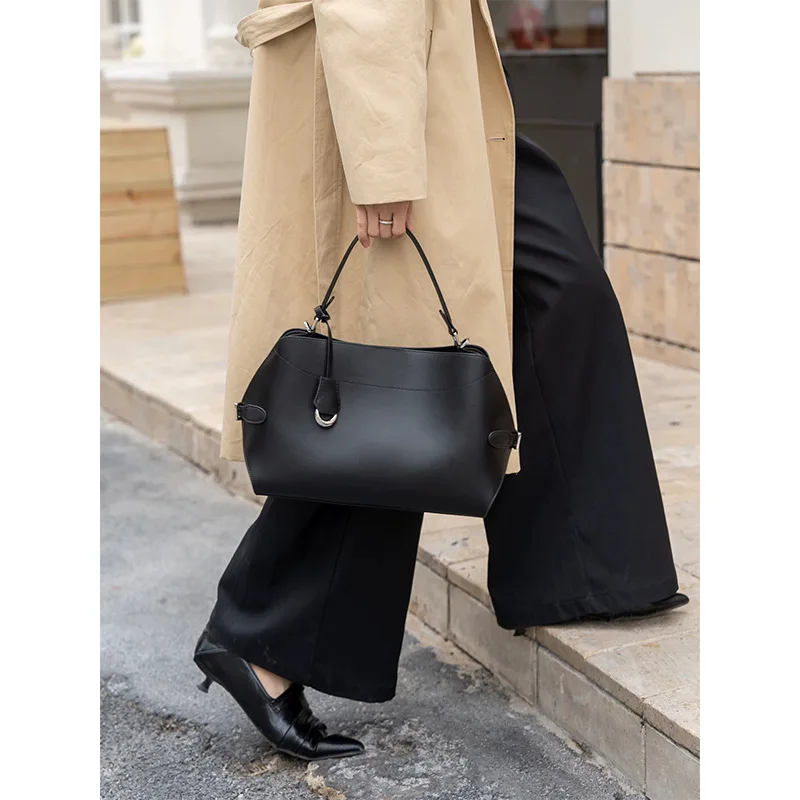 Luxury Large Capacity Single Shoulder Leather Bag, High-end Versatile Crossbody Bag, High-quality Commuting Handbag
Luxury Large Capacity Single Shoulder Leather Bag, High-end Versatile Crossbody Bag, High-quality Commuting Handbag