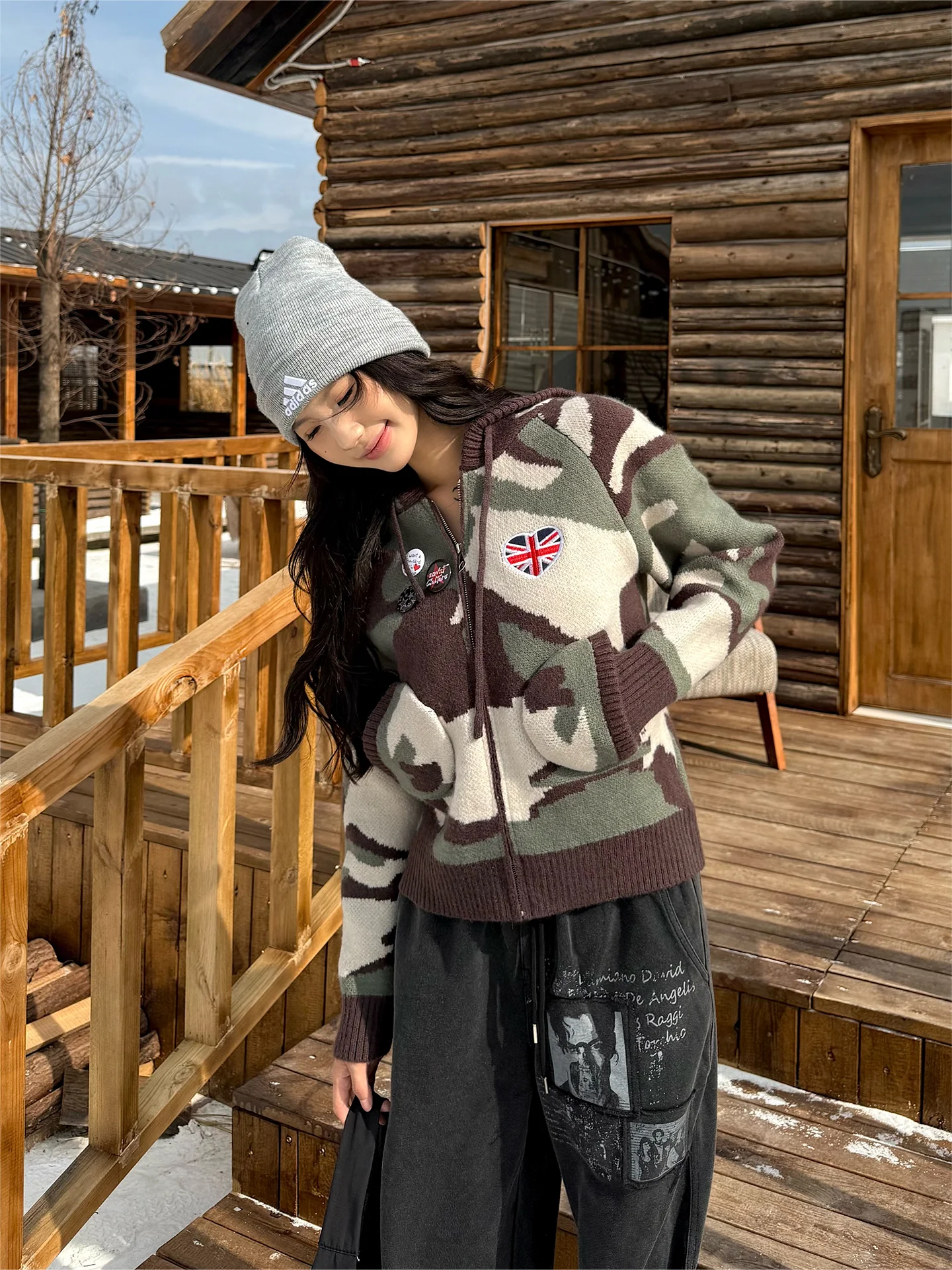 Женский вязаный свитер с капюшоном и вышивкой в виде камуфляжного сердца Don Cry, осенне-зимний, в американском ретро-стиле, повседневный, свободного кроя
Женский вязаный свитер с капюшоном и вышивкой в виде камуфляжного сердца Don Cry, осенне-зимний, в американском ретро-стиле, повседневный, свободного кроя