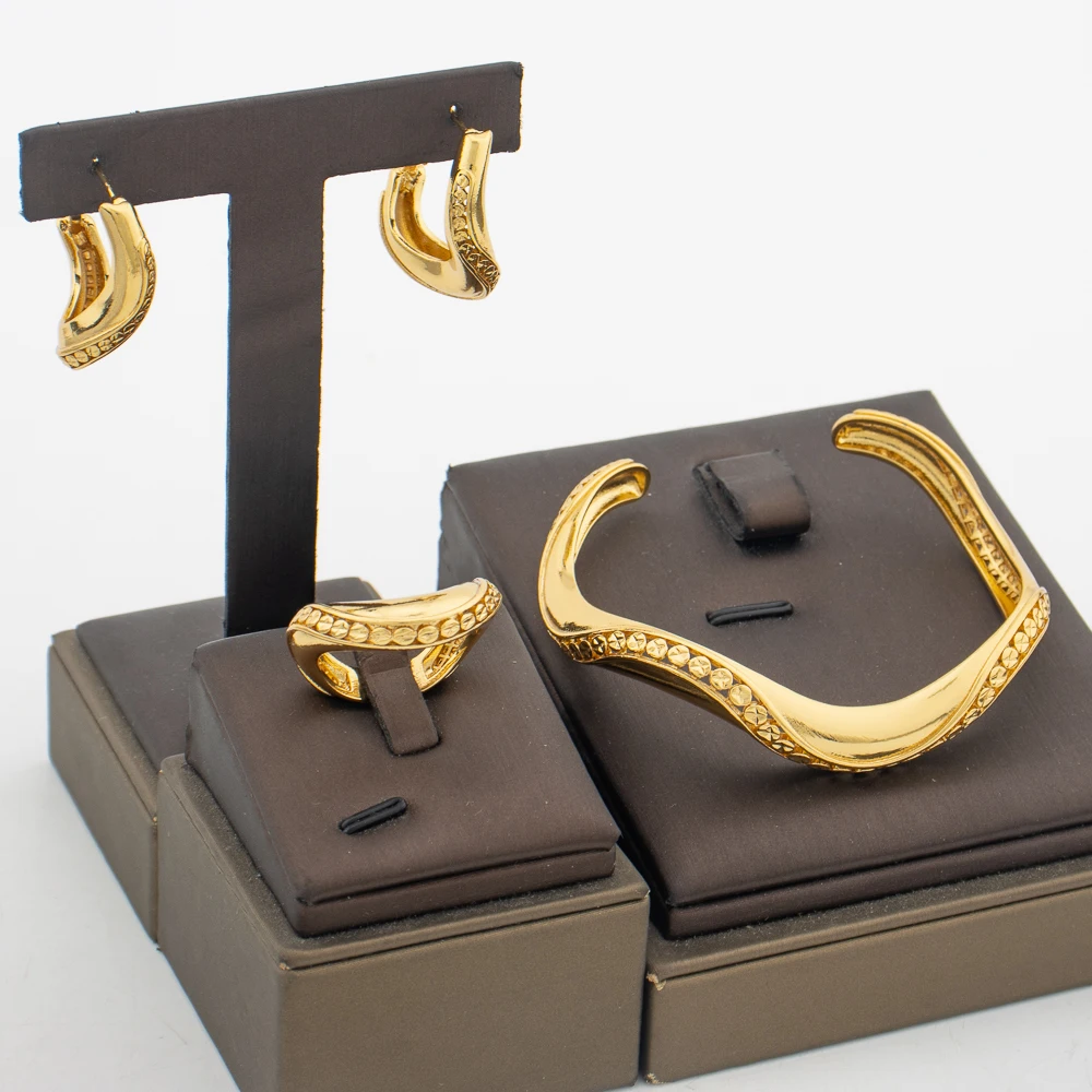 Luxury Crystal Design Bangle Jewelry Set African Hoop Earrings and Bracelet Ring 3Pcs Set 18k Gold Color Jewelry Accessories
Luxury Crystal Design Bangle Jewelry Set African Hoop Earrings and Bracelet Ring 3Pcs Set 18k Gold Color Jewelry Accessories