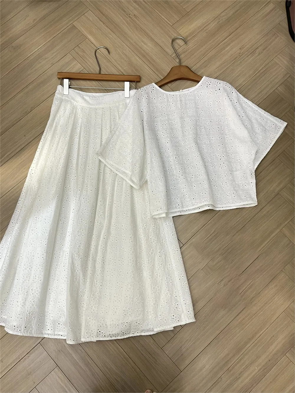 High Quality White Hollow Suit Ladies Short Sleeve Shirt /High-Waisted Large Swing Skirt 2-Piece Set
High Quality White Hollow Suit Ladies Short Sleeve Shirt /High-Waisted Large Swing Skirt 2-Piece Set