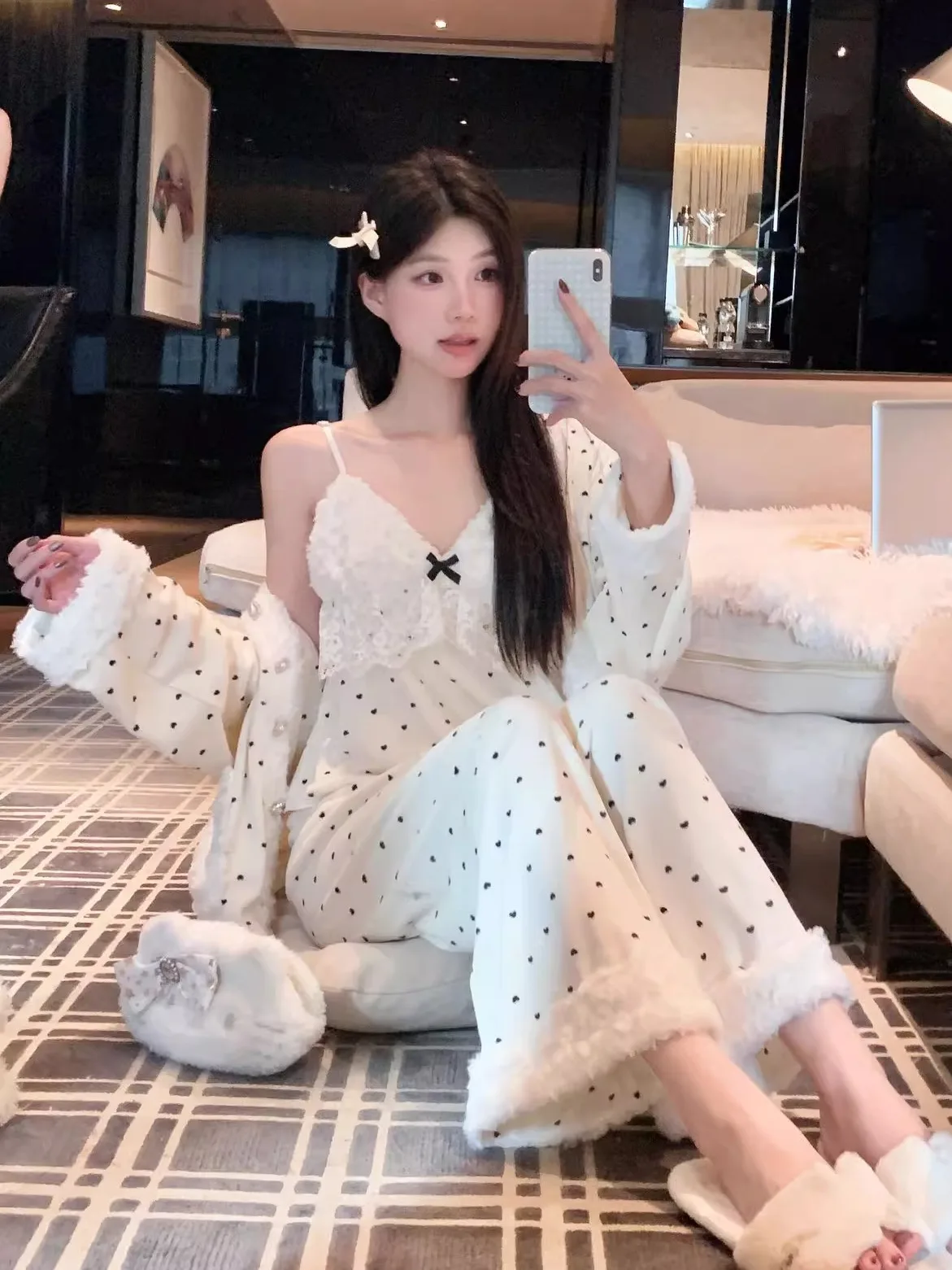 Sweet Fairy Style Coral Fleece Sleepwear Set Women's Winter Warm Home Clothes Outwear Long Sleeve V-Neck Button Closure Pants
Sweet Fairy Style Coral Fleece Sleepwear Set Women's Winter Warm Home Clothes Outwear Long Sleeve V-Neck Button Closure Pants