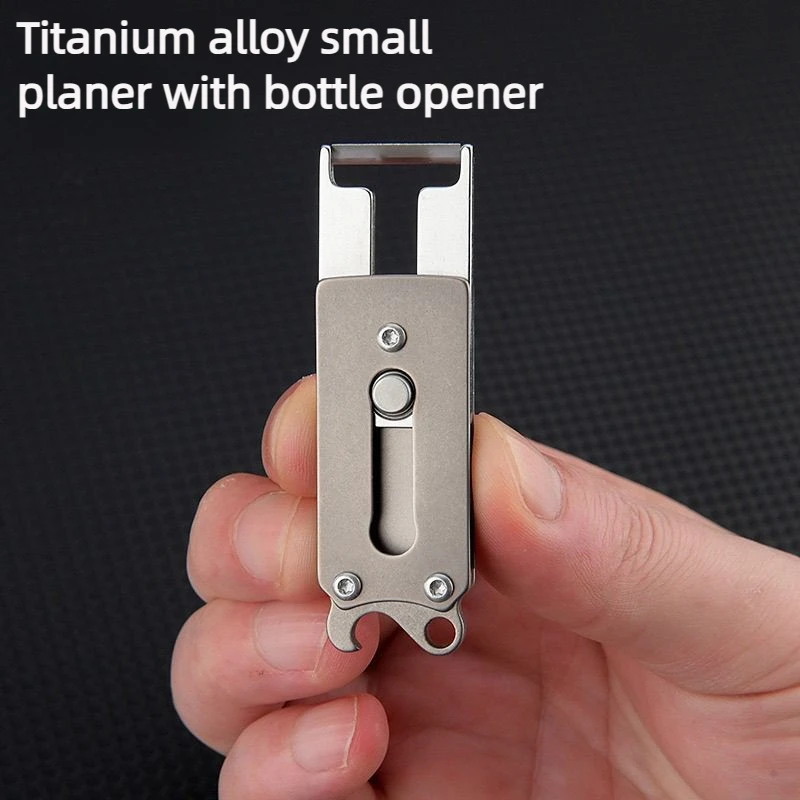 Портативная мини-очистка из титанового сплава, плоскость для фруктов, многофункциональный уличный инструмент EDC, открывалка для бутылок, брелок, бытовая овощечистка для дыни
Портативная мини-очистка из титанового сплава, плоскость для фруктов, многофункциональный уличный инструмент EDC, открывалка для бутылок, брелок, бытовая овощечистка для дыни