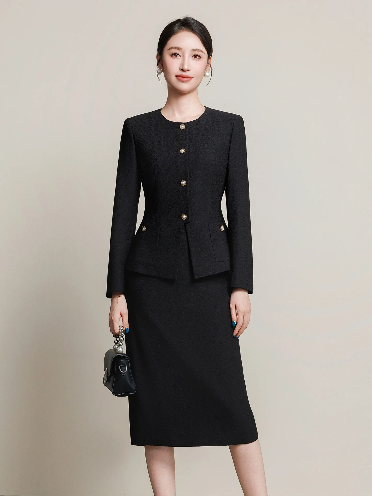 Модный женский костюм-двойка Bla Small Fraance: пиджак и юбка для офиса и повседневной носки
Модный женский костюм-двойка Bla Small Fraance: пиджак и юбка для офиса и повседневной носки