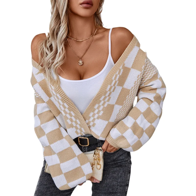 Контрастный клетчатый свитер в европейском стиле для женщин, новинка осени-зимы 2024, повседневный свободный вязаный кардиган с рукавами-фонариками.
Контрастный клетчатый свитер в европейском стиле для женщин, новинка осени-зимы 2024, повседневный свободный вязаный кардиган с рукавами-фонариками.