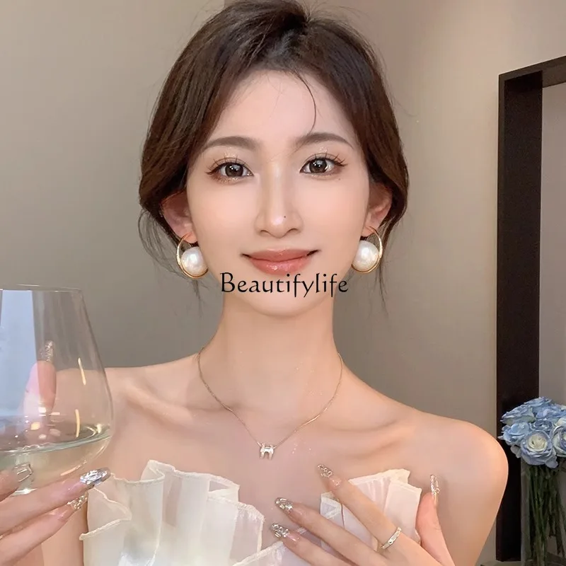 French design sense exaggerated large pearl earrings light luxury fashion foreign style earrings
French design sense exaggerated large pearl earrings light luxury fashion foreign style earrings