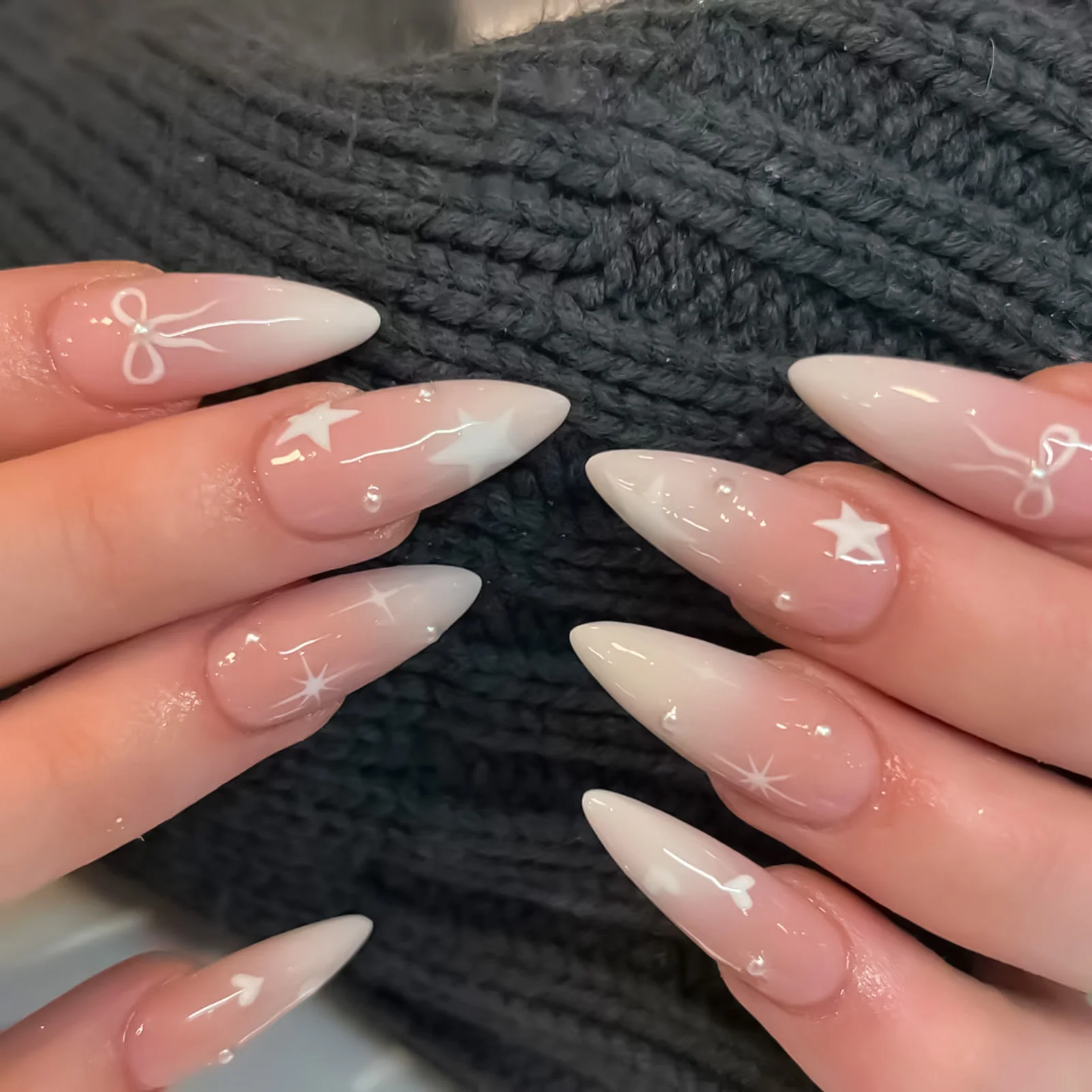 24Pcs Gradient Pink Color Fake Nails Almond Wearable False Nails Patches White Star Bowknot Printed Press On Nails for Y2K Girls
24Pcs Gradient Pink Color Fake Nails Almond Wearable False Nails Patches White Star Bowknot Printed Press On Nails for Y2K Girls
