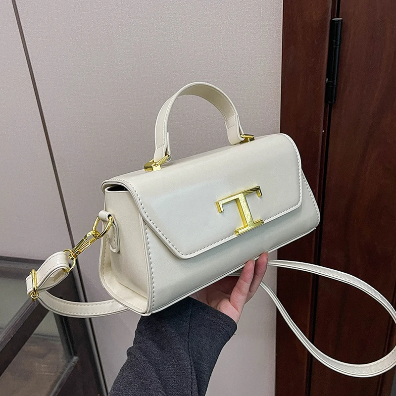 Сумка Mom' Bag из премиальной кожи для женщин: элегантная сумка через плечо от известного дизайнера в классическом роскошном стиле.
Сумка Mom' Bag из премиальной кожи для женщин: элегантная сумка через плечо от известного дизайнера в классическом роскошном стиле.