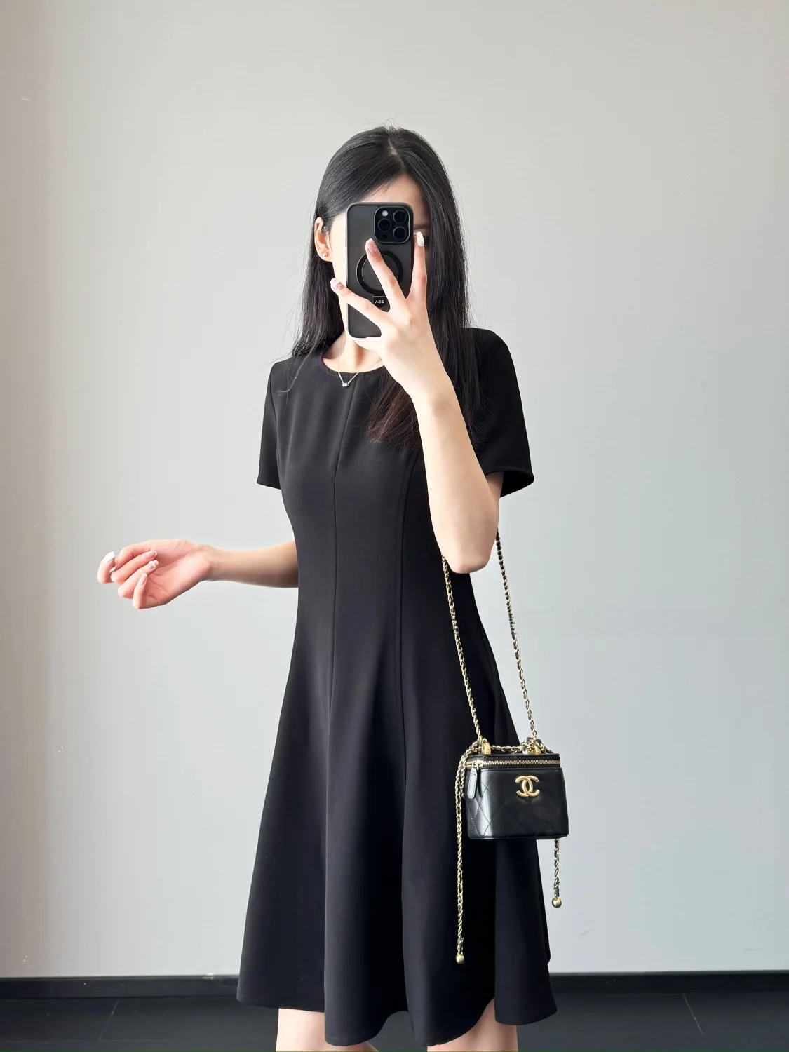 Elegant Slimming Black Dress with Waist-Cinching Fish Tail Design round Neck Short Sleeve Women's Dress for Work And Casual O...
Elegant Slimming Black Dress with Waist-Cinching Fish Tail Design round Neck Short Sleeve Women's Dress for Work And Casual O...