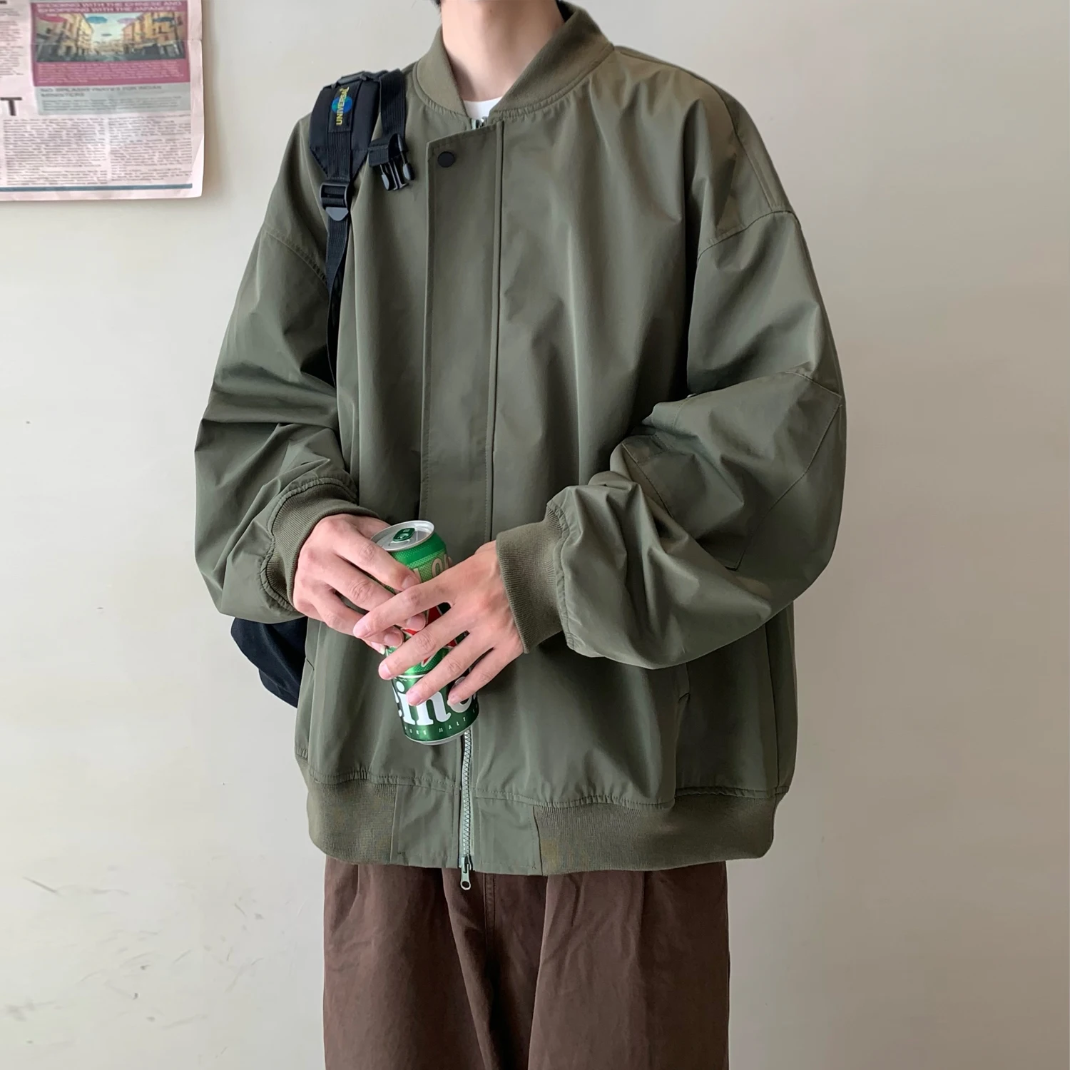 Винтажная американская бейсбольная куртка для мужчин, весенне-осенняя модная куртка-пилот свободного кроя, дышащая верхняя одежда из полиэстера
Винтажная американская бейсбольная куртка для мужчин, весенне-осенняя модная куртка-пилот свободного кроя, дышащая верхняя одежда из полиэстера