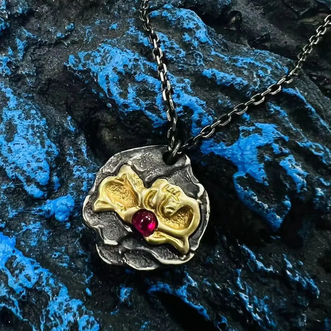 S925 Silver / Copper Ring Moose Black Gold Side Hanging Inlaid Red Diamond Star Moon Hundred Spice Seed Coconut Necklace
S925 Silver / Copper Ring Moose Black Gold Side Hanging Inlaid Red Diamond Star Moon Hundred Spice Seed Coconut Necklace