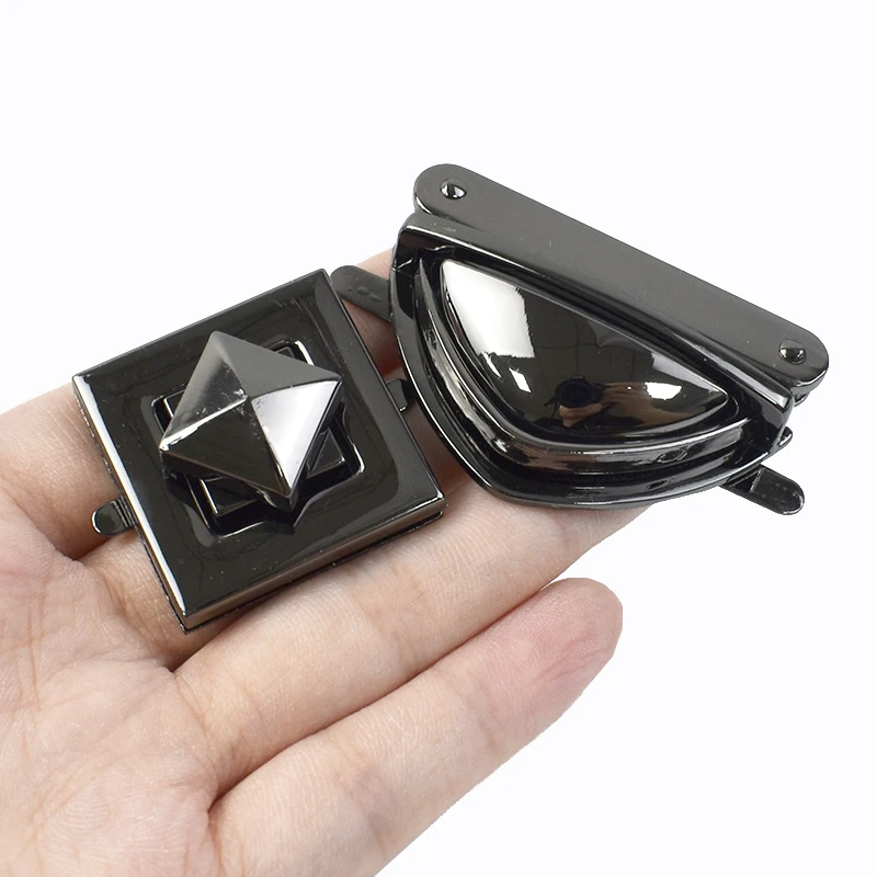 2Pcs GunBlack Metal Lock Buckle Bag Handbag Twist Turn Buckles Purse Wallet Decoration Rotating Clasps DIY Bags Sewing Accessory
2Pcs GunBlack Metal Lock Buckle Bag Handbag Twist Turn Buckles Purse Wallet Decoration Rotating Clasps DIY Bags Sewing Accessory