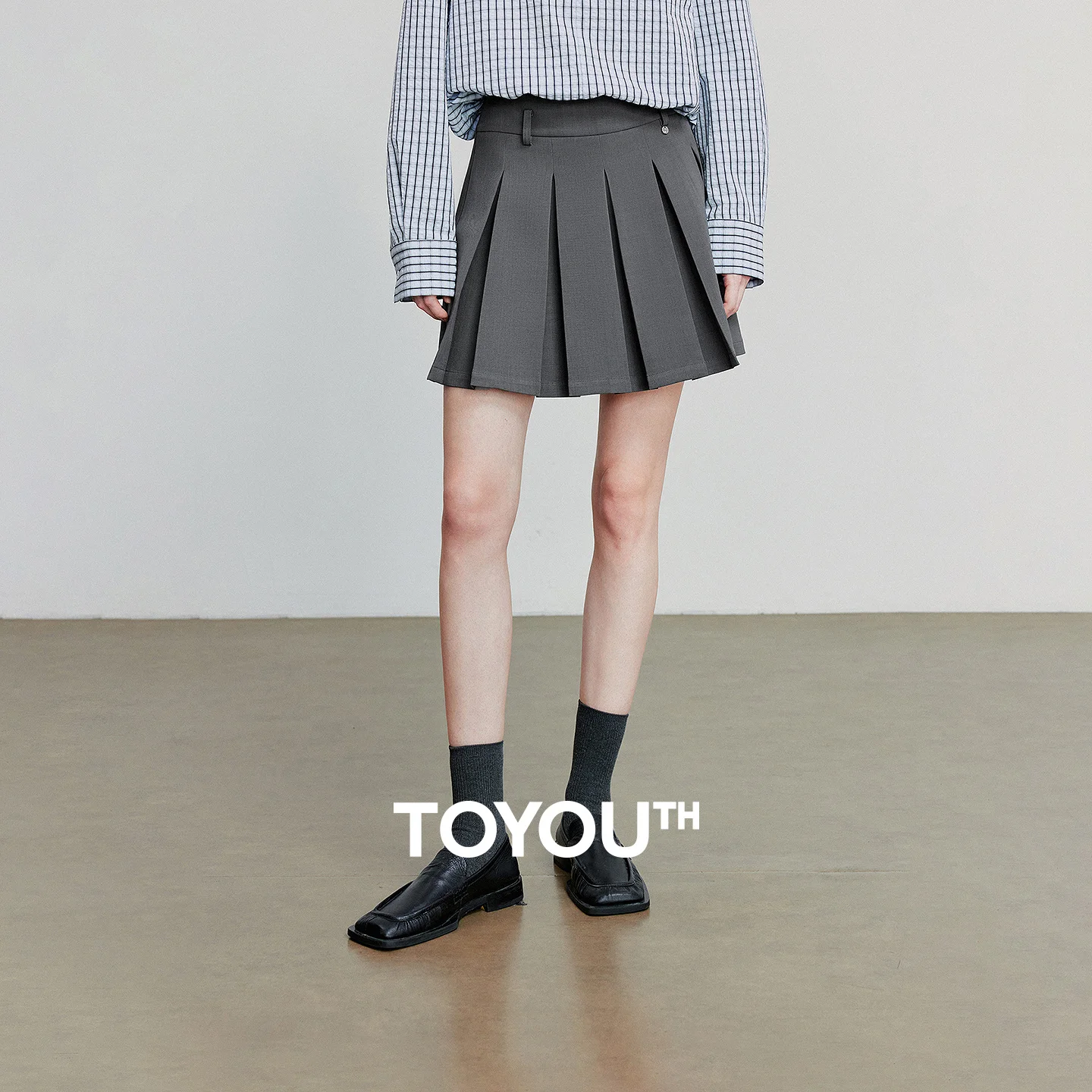 TOYOUTH Women Mini Skirt 2025 Autumn New College Style Gray Short Pleated Skirt
TOYOUTH Women Mini Skirt 2025 Autumn New College Style Gray Short Pleated Skirt