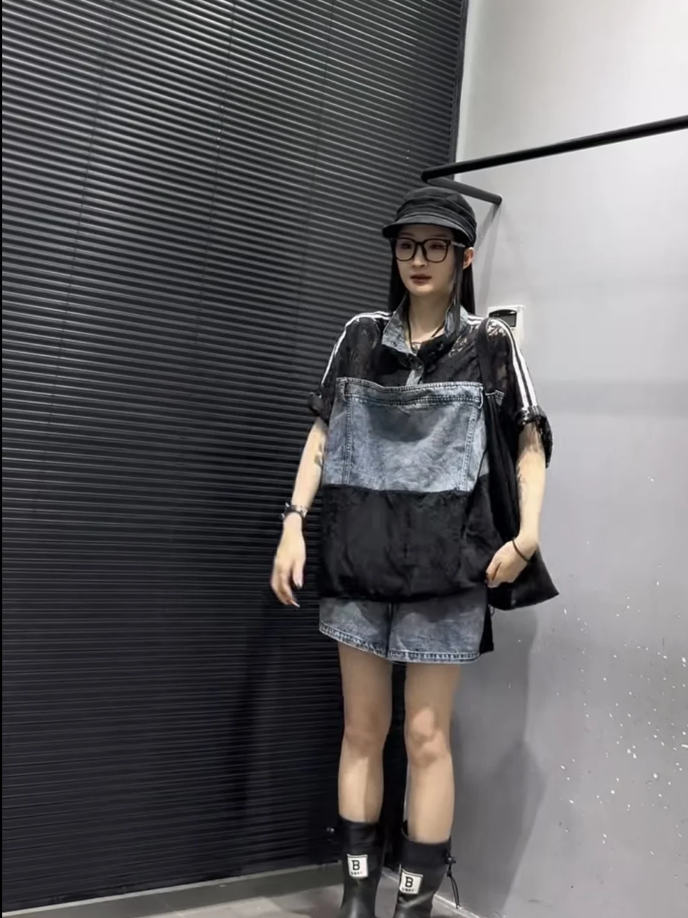 Trendy European Style Women's Set Summer 2026 Denim Lace Patchwork Stand Collar Short Sleeve Top Color Block Drawstring Shorts
Trendy European Style Women's Set Summer 2026 Denim Lace Patchwork Stand Collar Short Sleeve Top Color Block Drawstring Shorts