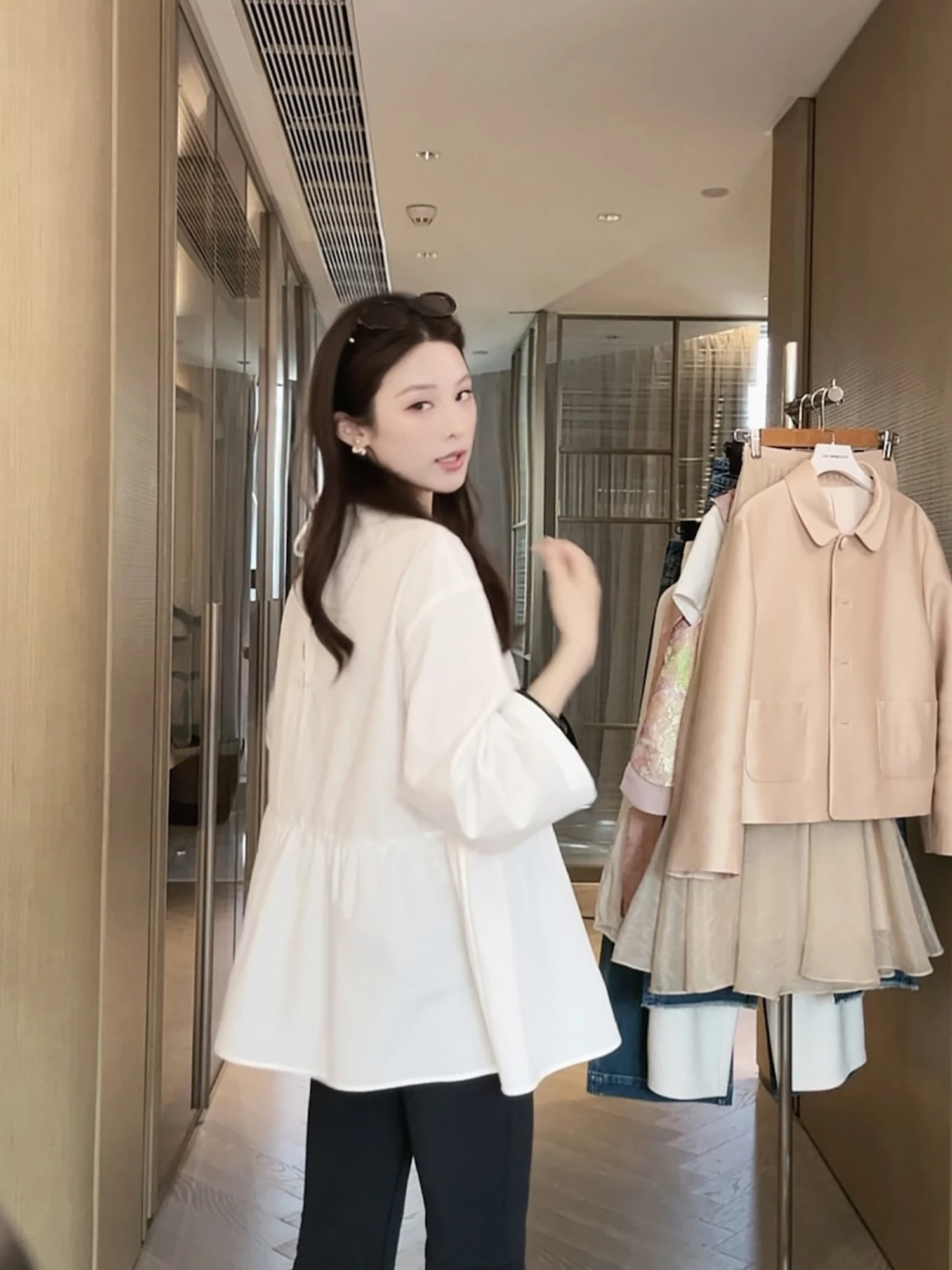 YUYU WANG Simple Korean round Neck A-Line Shirt White Water Summer New Style High-End Women's Casual Loose Fit Long Sleeve
YUYU WANG Simple Korean round Neck A-Line Shirt White Water Summer New Style High-End Women's Casual Loose Fit Long Sleeve