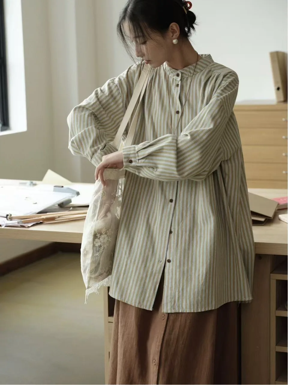 Women's Loose Fit Striped Shirt 2026 Spring Autumn Japanese Style Artistic Versatile Slimming Long Sleeve round Neck Mid-Length
Women's Loose Fit Striped Shirt 2026 Spring Autumn Japanese Style Artistic Versatile Slimming Long Sleeve round Neck Mid-Length