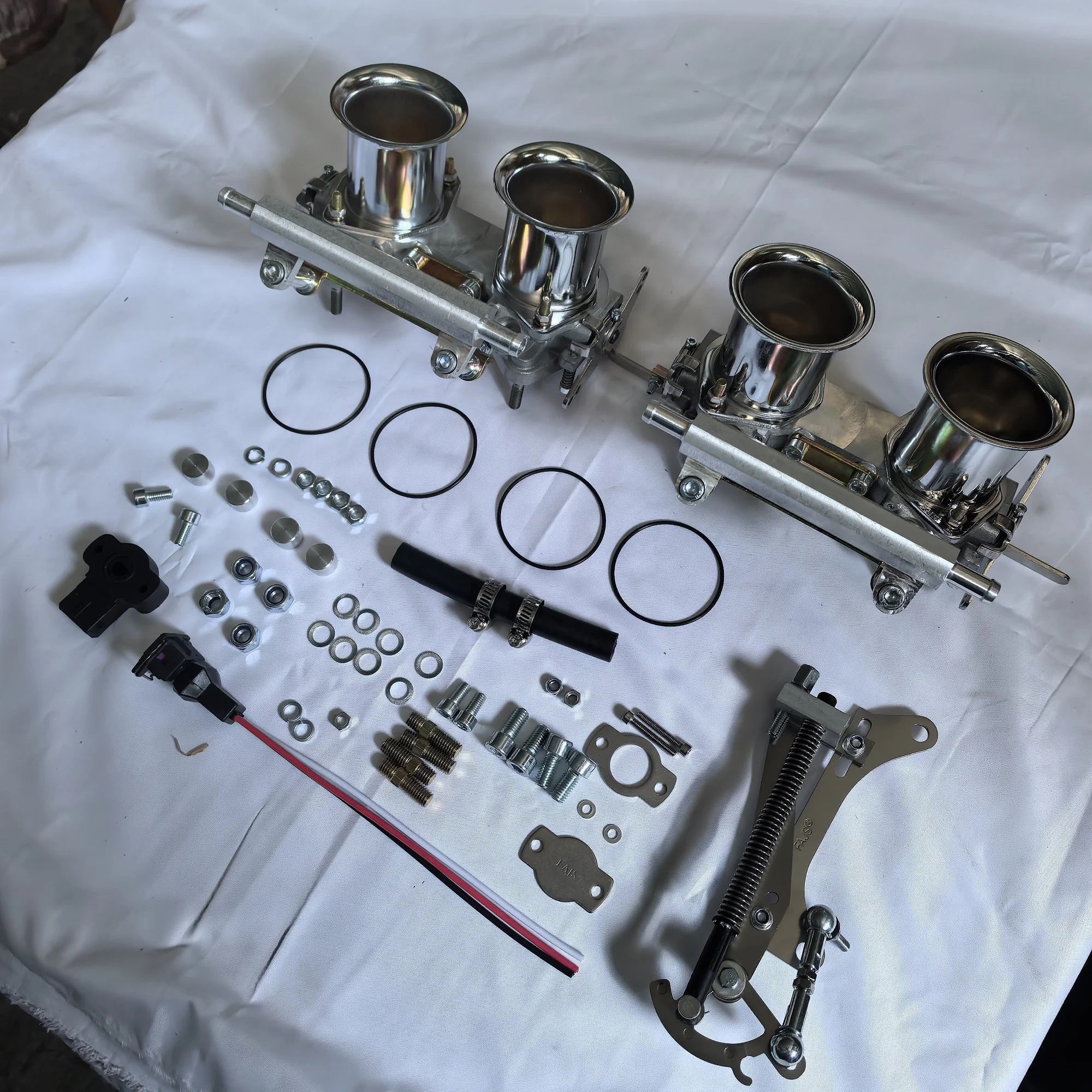 FAJS Dual DCOE Throttle Body Kit Silver Suitable for Racing and Conversion of CARB to EFI Engine Height Is 30MM
FAJS Dual DCOE Throttle Body Kit Silver Suitable for Racing and Conversion of CARB to EFI Engine Height Is 30MM