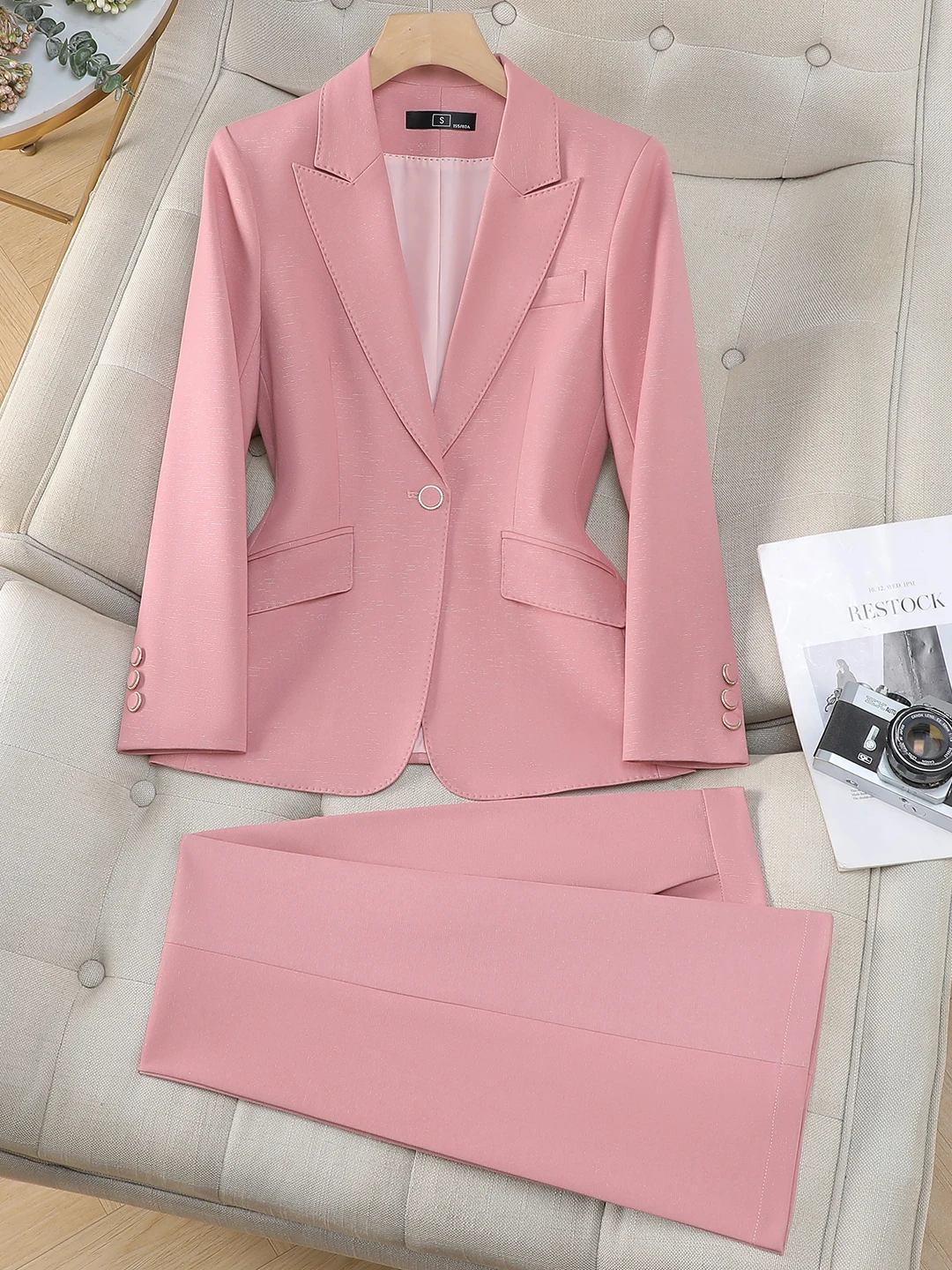 Pink Suit Jacket Women's 2026 New Spring Professional Formal Waist-Cinching High-End Feelings Lady's Suit Set Commute Style
Pink Suit Jacket Women's 2026 New Spring Professional Formal Waist-Cinching High-End Feelings Lady's Suit Set Commute Style