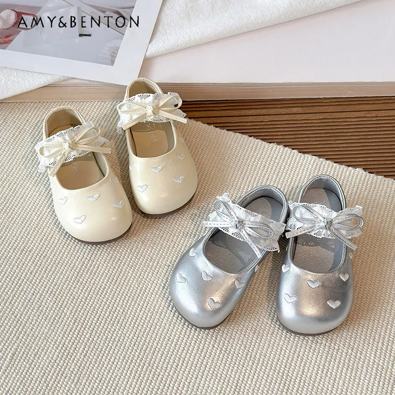 2026 New Girls' Silver Mary Jane Shoes Sweet Heart Embroidery with Lace Bow Soft Sole Dress Shoes for Toddlers Kids Shoes
2026 New Girls' Silver Mary Jane Shoes Sweet Heart Embroidery with Lace Bow Soft Sole Dress Shoes for Toddlers Kids Shoes
