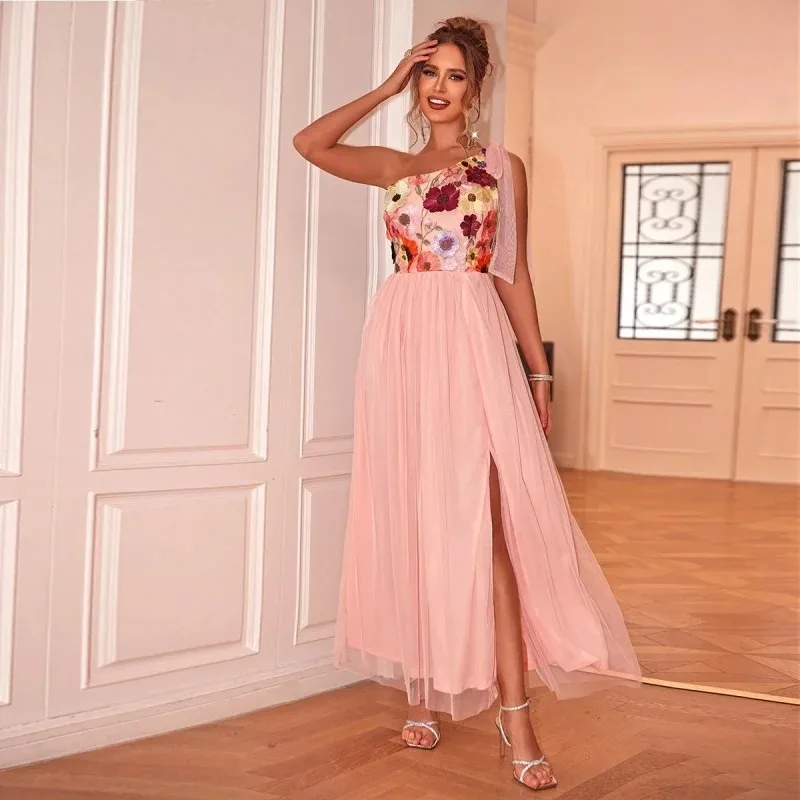 Summer Women's Dress Diagonal Collar Sleeveless Fashion New Sexy Flower Embroidery One Shoulder Furcal Lower Hem Party Dress
Summer Women's Dress Diagonal Collar Sleeveless Fashion New Sexy Flower Embroidery One Shoulder Furcal Lower Hem Party Dress