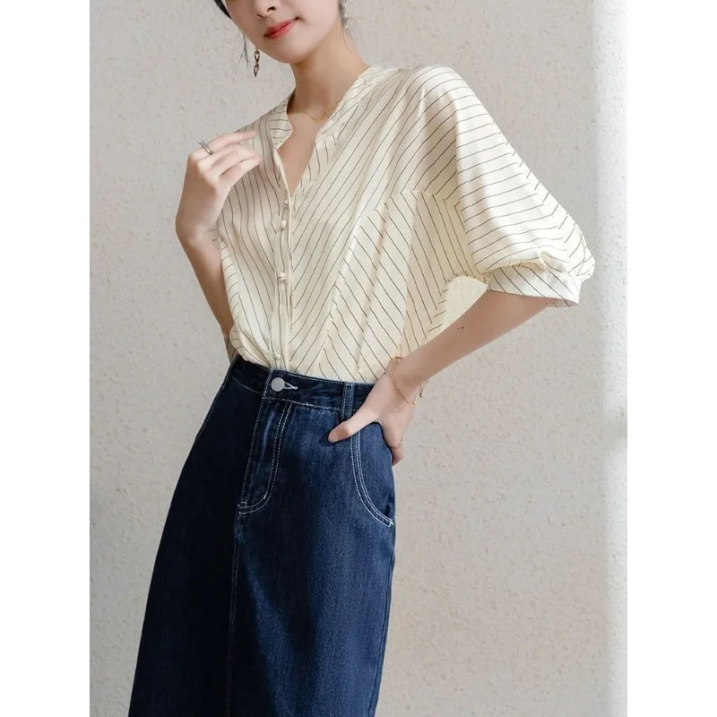 Striped Small V-neck Shirt for Women 2025 Autumn New Loose and Versatile Commuting Temperament Simple Five-quarter Sleeve Top
Striped Small V-neck Shirt for Women 2025 Autumn New Loose and Versatile Commuting Temperament Simple Five-quarter Sleeve Top