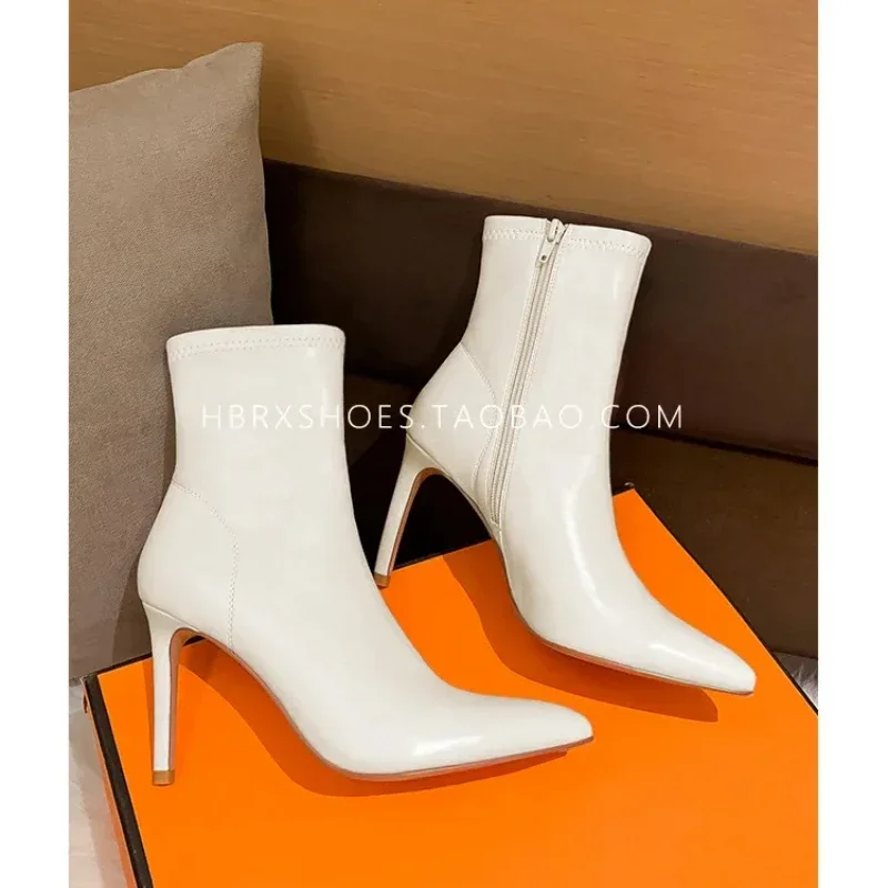 2025 New Spring and Autumn Fashion Women's High Heels Solid Color Pointed Toe Stiletto Heel Side Zipper White Short Boots White
2025 New Spring and Autumn Fashion Women's High Heels Solid Color Pointed Toe Stiletto Heel Side Zipper White Short Boots White