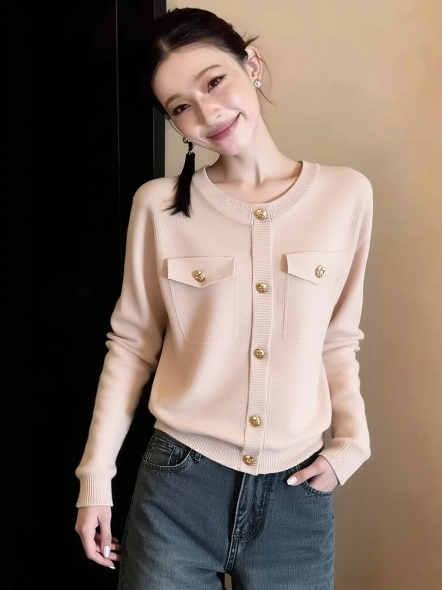Elegant round Neck Single Button Knitwear Unique Beautiful Ageless Spring Meat Covering Long Sleeve Women's Top Soft Loose Fit
Elegant round Neck Single Button Knitwear Unique Beautiful Ageless Spring Meat Covering Long Sleeve Women's Top Soft Loose Fit
