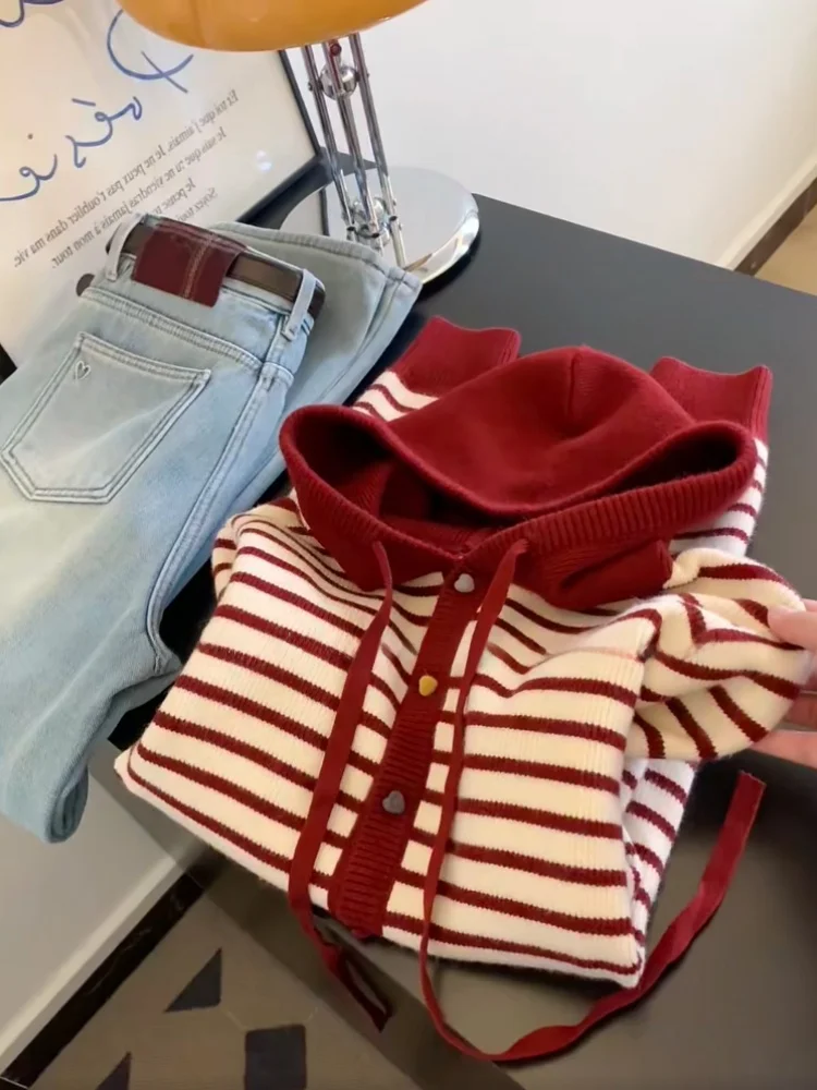 Red Striped Hooded Knit Cardigan Women's Winter New Style Slimming Knitted Outerwear Commute Style Korean Version Straight Tube
Red Striped Hooded Knit Cardigan Women's Winter New Style Slimming Knitted Outerwear Commute Style Korean Version Straight Tube