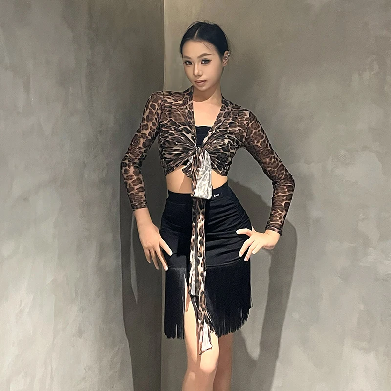 New Latin Dance Clothes Women Practice Wear Long Sleeves Leopard Strap Tops Black Fringe Skirt Cha Cha Training Outfit DNV25585
New Latin Dance Clothes Women Practice Wear Long Sleeves Leopard Strap Tops Black Fringe Skirt Cha Cha Training Outfit DNV25585