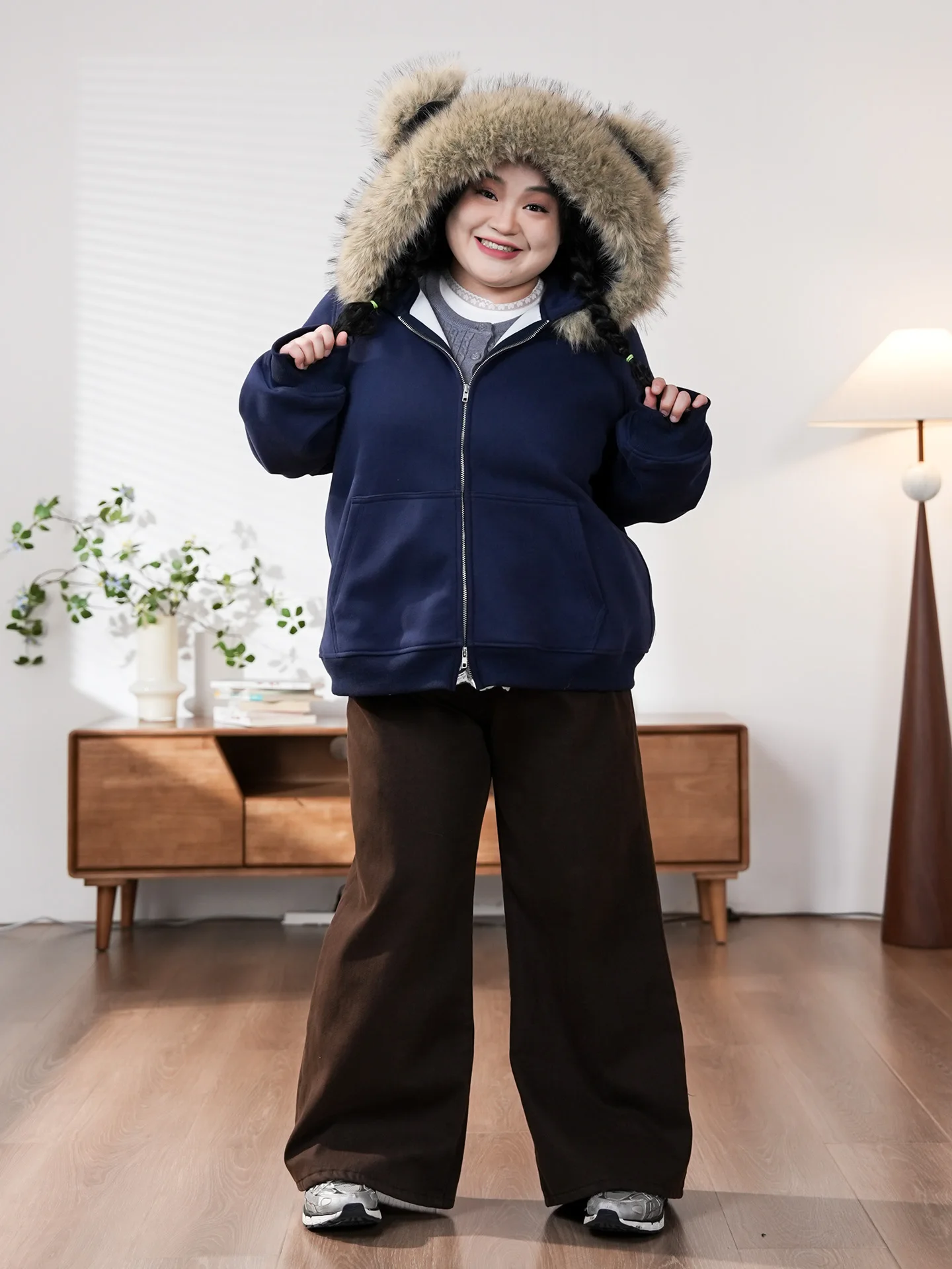 Зимнее пальто с меховым воротником и ушками медведя, большие размеры, женское, повседневное, свободного кроя, из смесового хлопка, теплое, верхняя одежда, длинный рукав, на молнии
Зимнее пальто с меховым воротником и ушками медведя, большие размеры, женское, повседневное, свободного кроя, из смесового хлопка, теплое, верхняя одежда, длинный рукав, на молнии