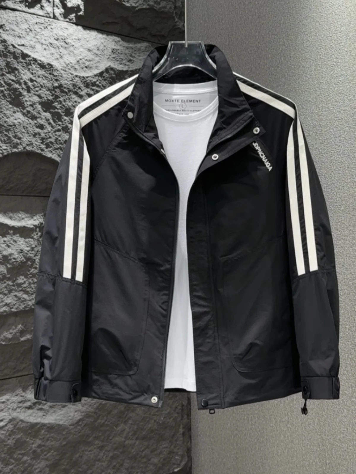 Повседневная свободная мужская куртка с воротником-стойкой из полиэфирного волокна, ветрозащитная молодежная модная весенне-осенняя новая верхняя одежда Sle Multi ket
Повседневная свободная мужская куртка с воротником-стойкой из полиэфирного волокна, ветрозащитная молодежная модная весенне-осенняя новая верхняя одежда Sle Multi ket