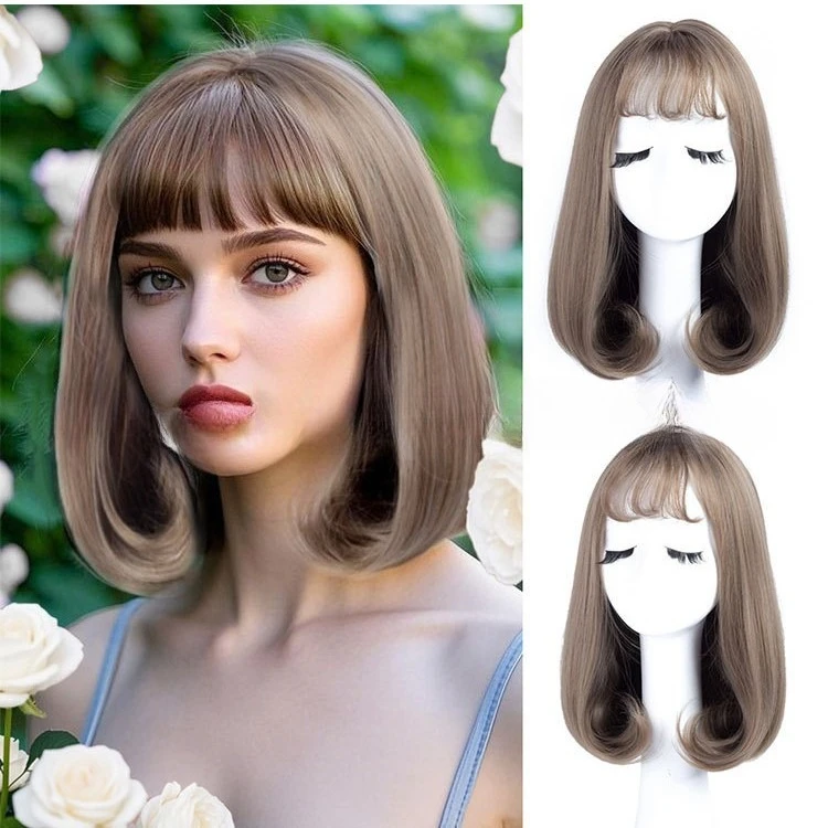 Модный парик с короткими волосами, женская воздушная челка, грушевидный цветок, пряжка, голова Бобо, высокотемпературный шелковый парик
Модный парик с короткими волосами, женская воздушная челка, грушевидный цветок, пряжка, голова Бобо, высокотемпературный шелковый парик