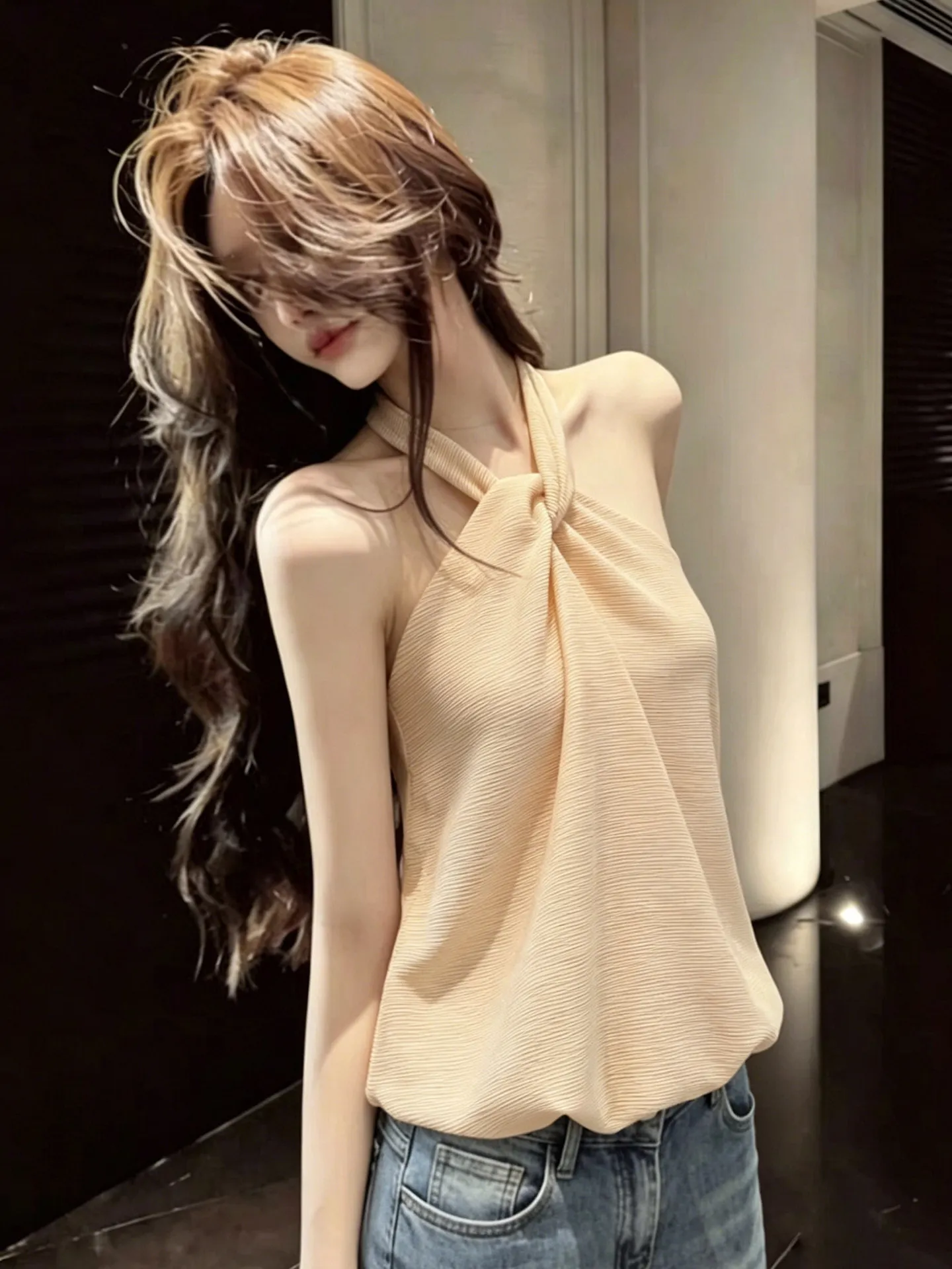 Summer Women's Vest 2026 New Style Beautiful Sleeveless Short Hanging Neck Backless Top French Style Cotton Polyester Blend
Summer Women's Vest 2026 New Style Beautiful Sleeveless Short Hanging Neck Backless Top French Style Cotton Polyester Blend