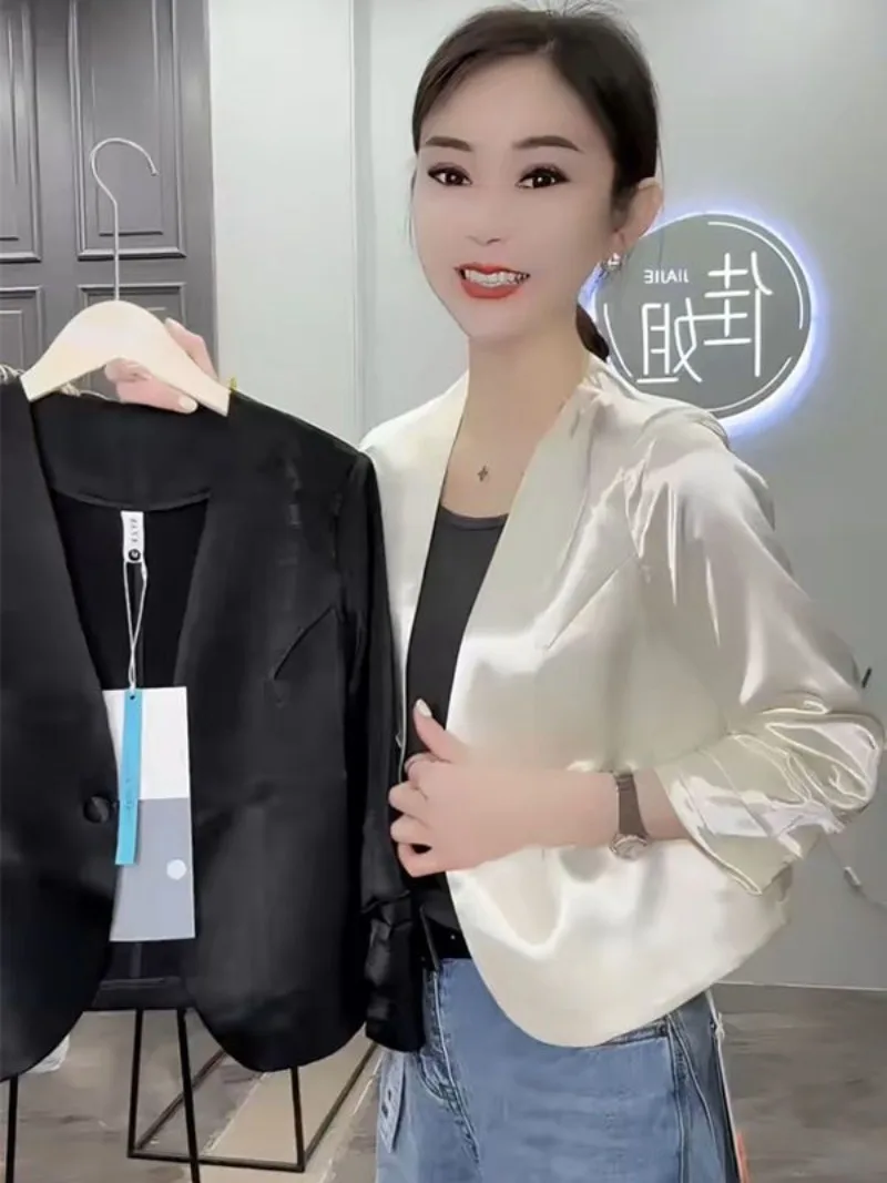 2026 Spring Summer New Temperament Satin Loose And thin V-neck Solid Color Versatile One-Button Short Suit Jacket Women Blazer
2026 Spring Summer New Temperament Satin Loose And thin V-neck Solid Color Versatile One-Button Short Suit Jacket Women Blazer