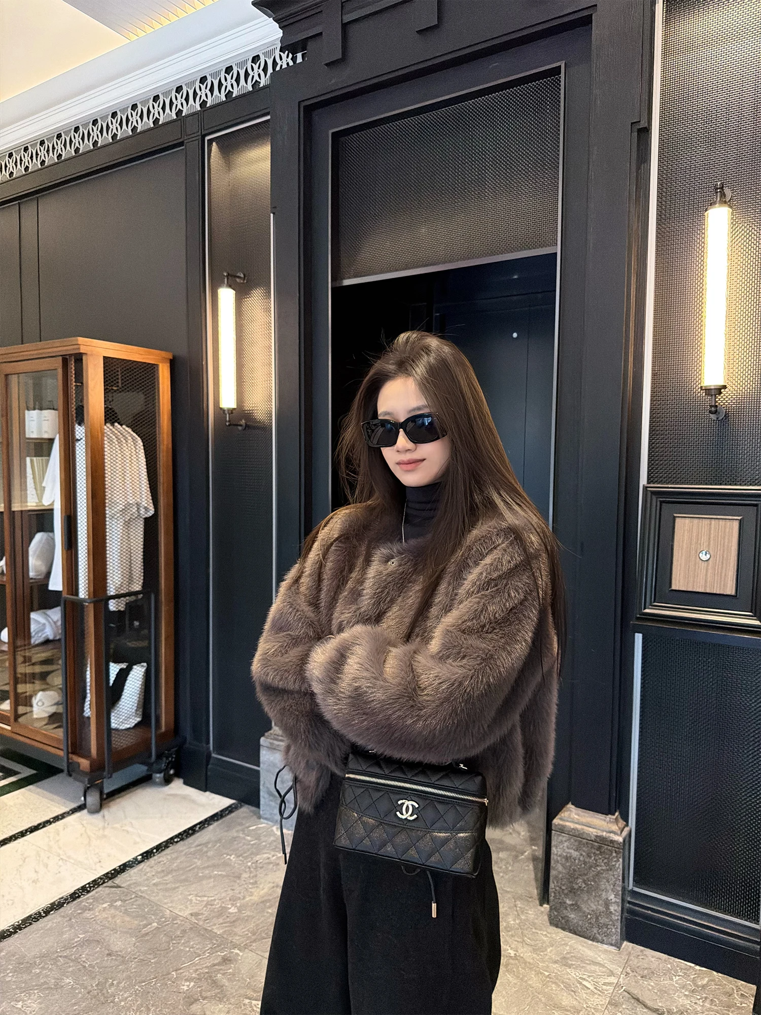 Экологичная шуба Superniniyy для женщин: короткая верхняя одежда из высококачественного полиэфирного волокна с бархатным ворсом, длинный рукав
Экологичная шуба Superniniyy для женщин: короткая верхняя одежда из высококачественного полиэфирного волокна с бархатным ворсом, длинный рукав