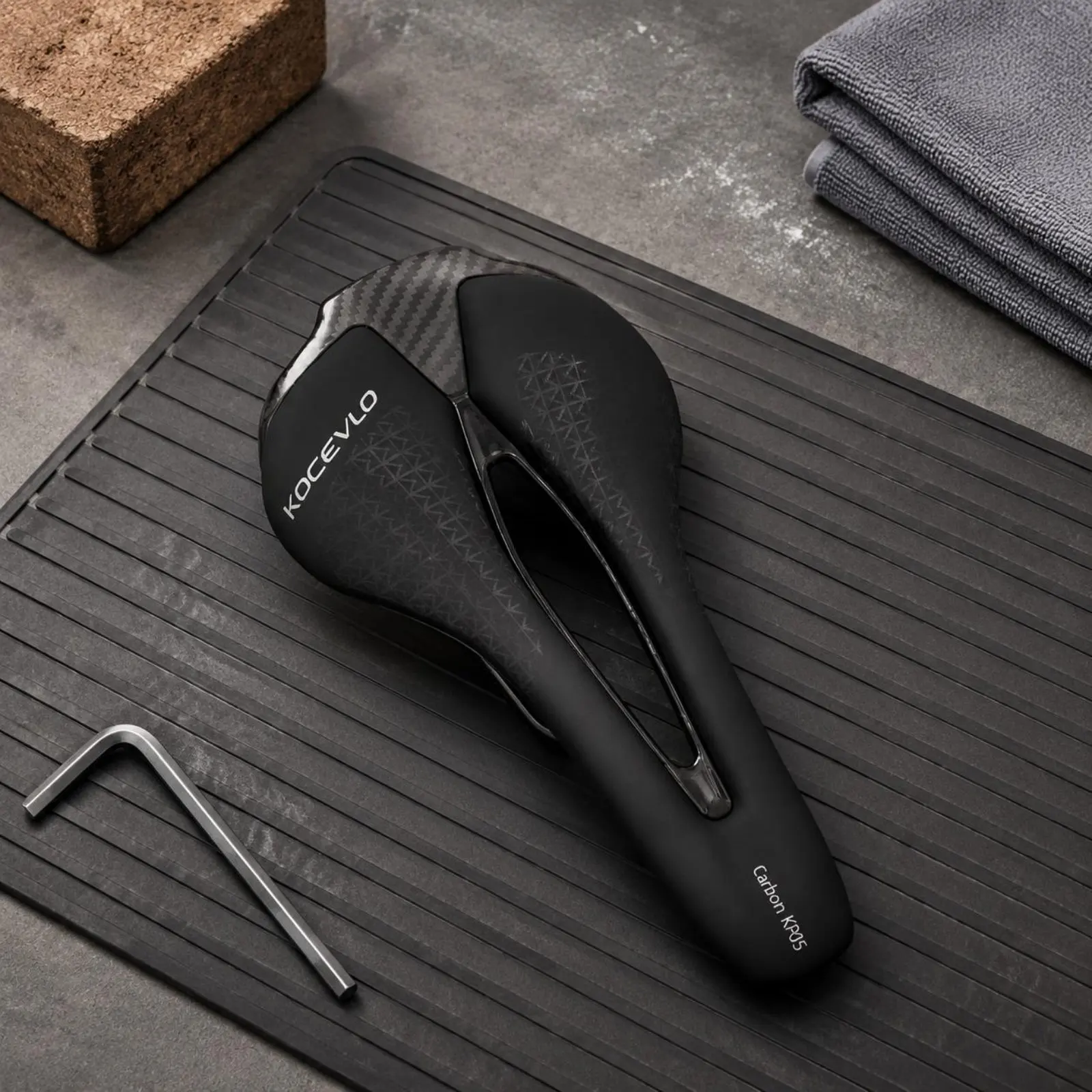 Carbon Fiber Saddle Ultralight Carbon Bike Saddle Hollow Bike Seat Breathable Sports Gear Waterproof for Outdoor Riding
Carbon Fiber Saddle Ultralight Carbon Bike Saddle Hollow Bike Seat Breathable Sports Gear Waterproof for Outdoor Riding