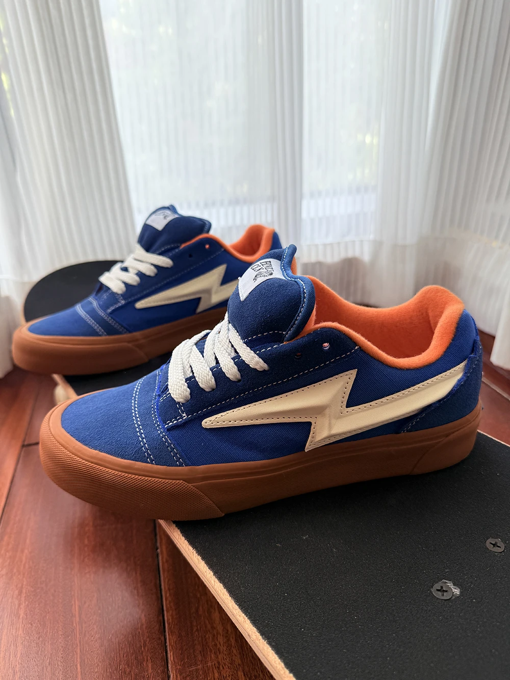 Низкие повседневные кеды для скейтбординга в винтажном стиле High Street, синие, универсальные, для пар, бренд Wacxs, с круглым носком, на плоской подошве
Низкие повседневные кеды для скейтбординга в винтажном стиле High Street, синие, универсальные, для пар, бренд Wacxs, с круглым носком, на плоской подошве