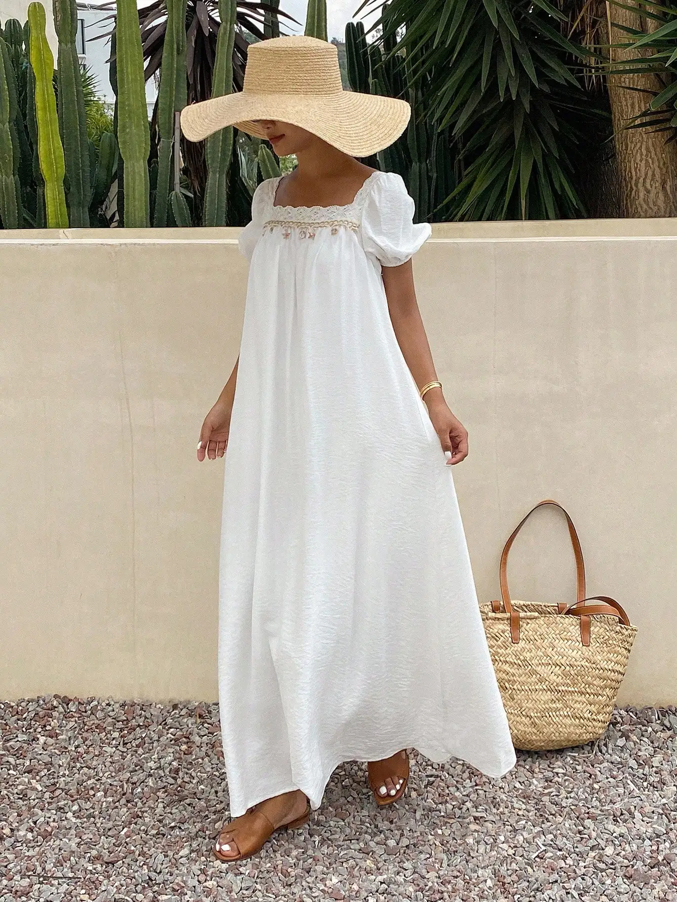 Белое платье макси с квадратным вырезом, пышными рукавами, вышивкой и кружевной отделкой
Белое платье макси с квадратным вырезом, пышными рукавами, вышивкой и кружевной отделкой