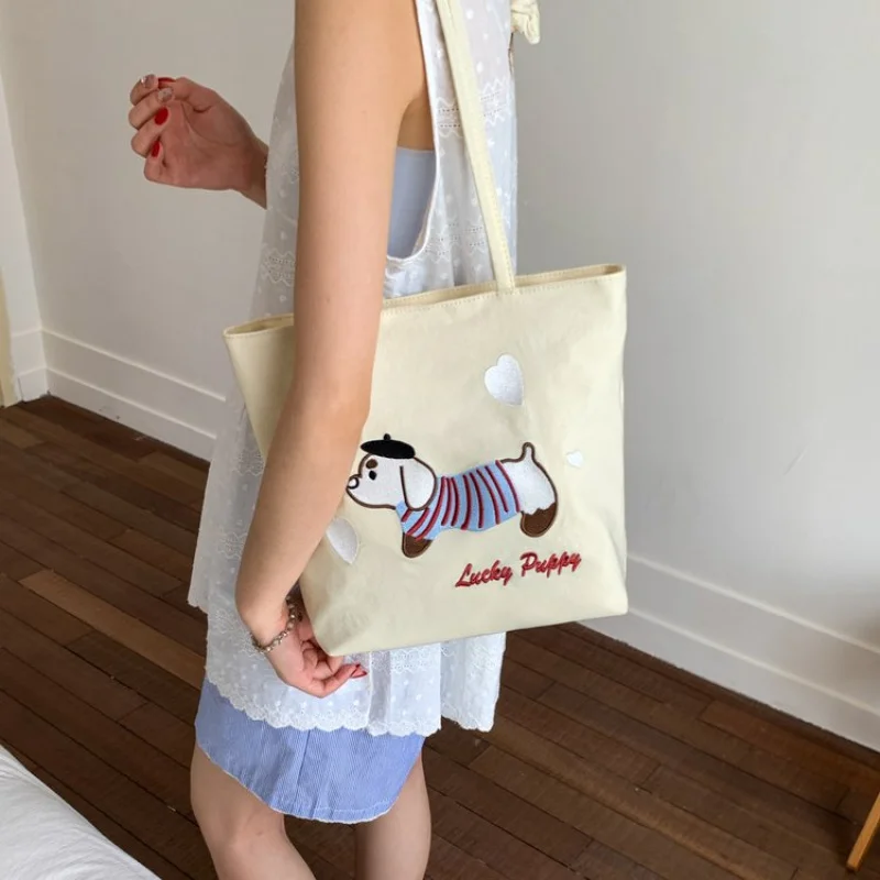 Elegant Top Handle Bag For Ladies Crafted From Durable Leather With Gold Accents For Lunches And Social Events
Elegant Top Handle Bag For Ladies Crafted From Durable Leather With Gold Accents For Lunches And Social Events