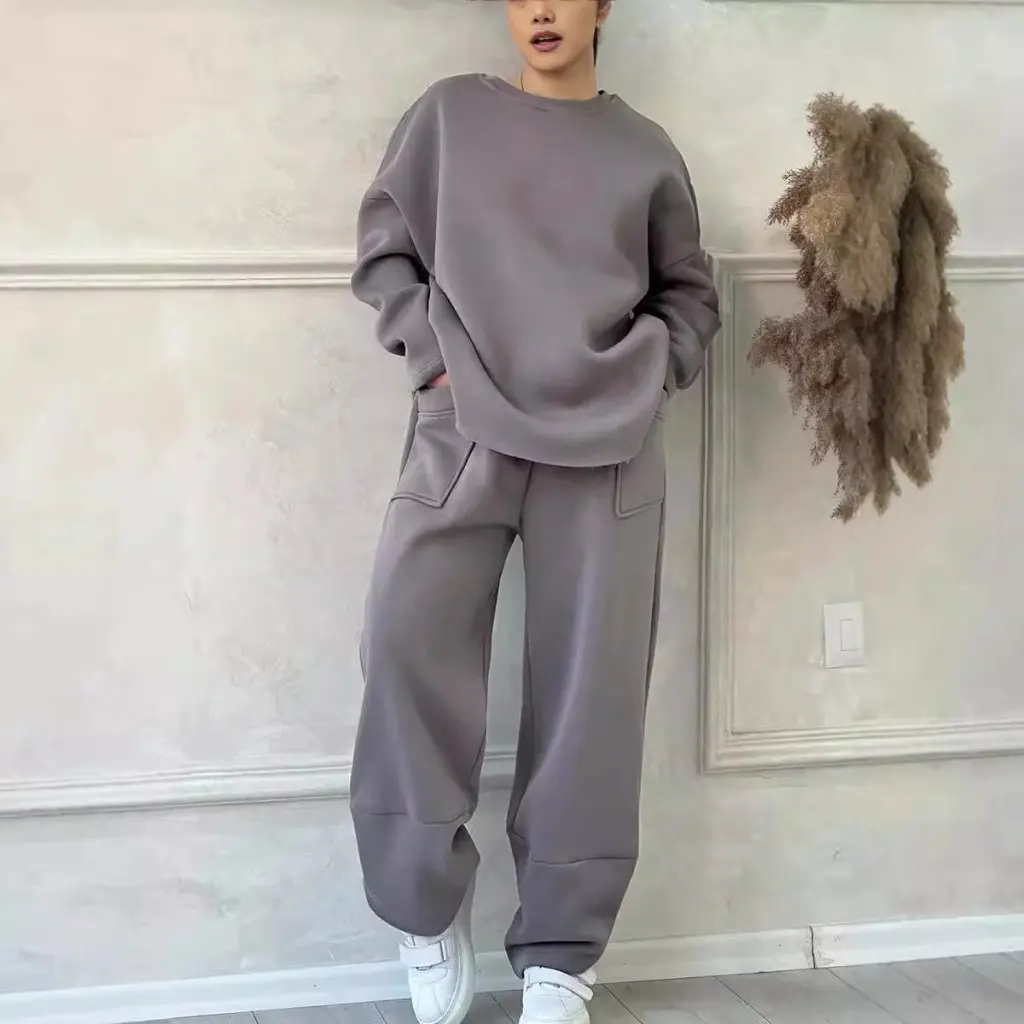 Женский повседневный однотонный спортивный костюм с круглым вырезом и длинными рукавами с карманами, осень-зима, свободный крой в европейском и американском стиле
Женский повседневный однотонный спортивный костюм с круглым вырезом и длинными рукавами с карманами, осень-зима, свободный крой в европейском и американском стиле