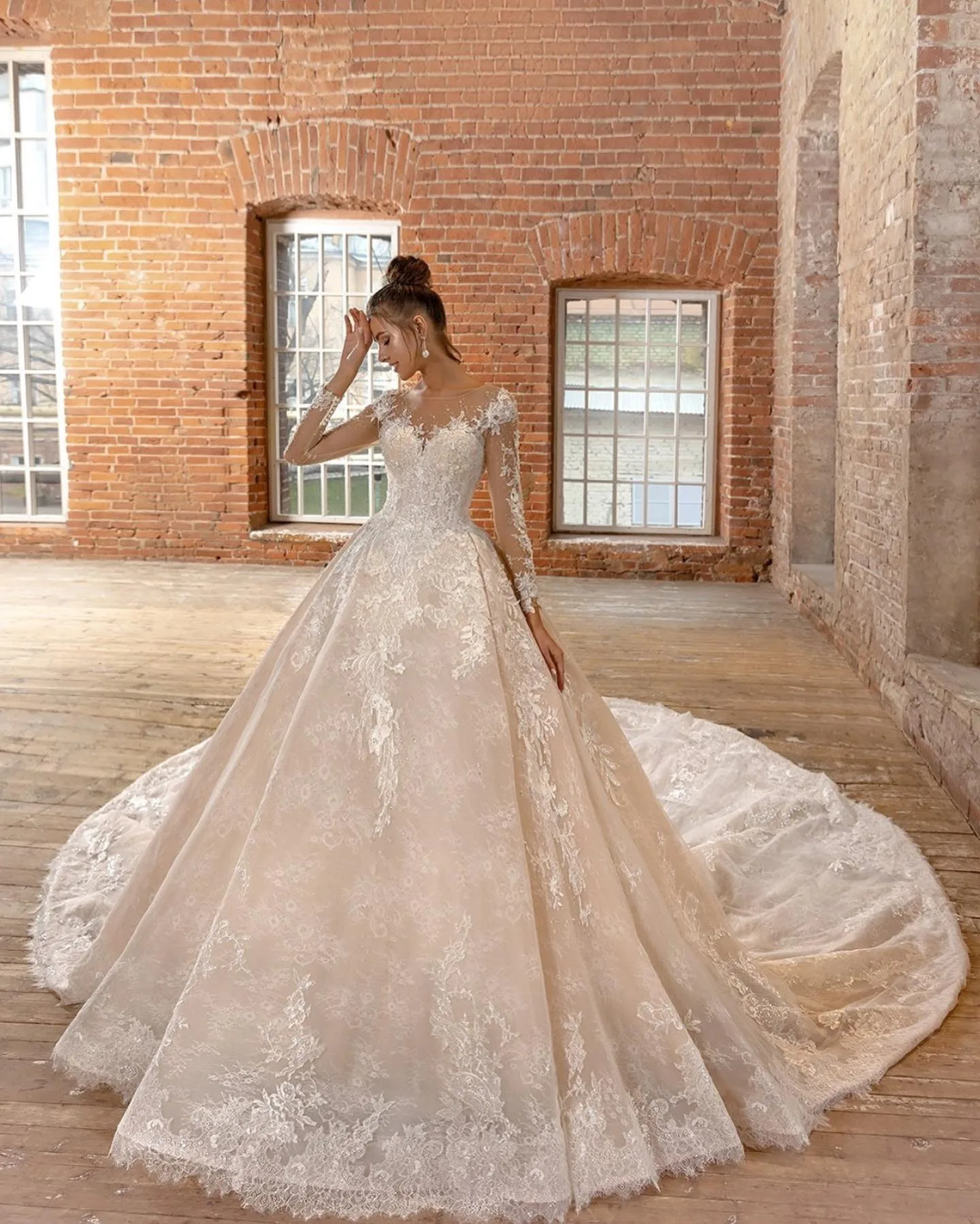 Elegant A Line Lace up Sparkly Wedding Dresses Crystal Cathedral Evening Party Gowns Vestido De Noiva Court Train Customized
Elegant A Line Lace up Sparkly Wedding Dresses Crystal Cathedral Evening Party Gowns Vestido De Noiva Court Train Customized