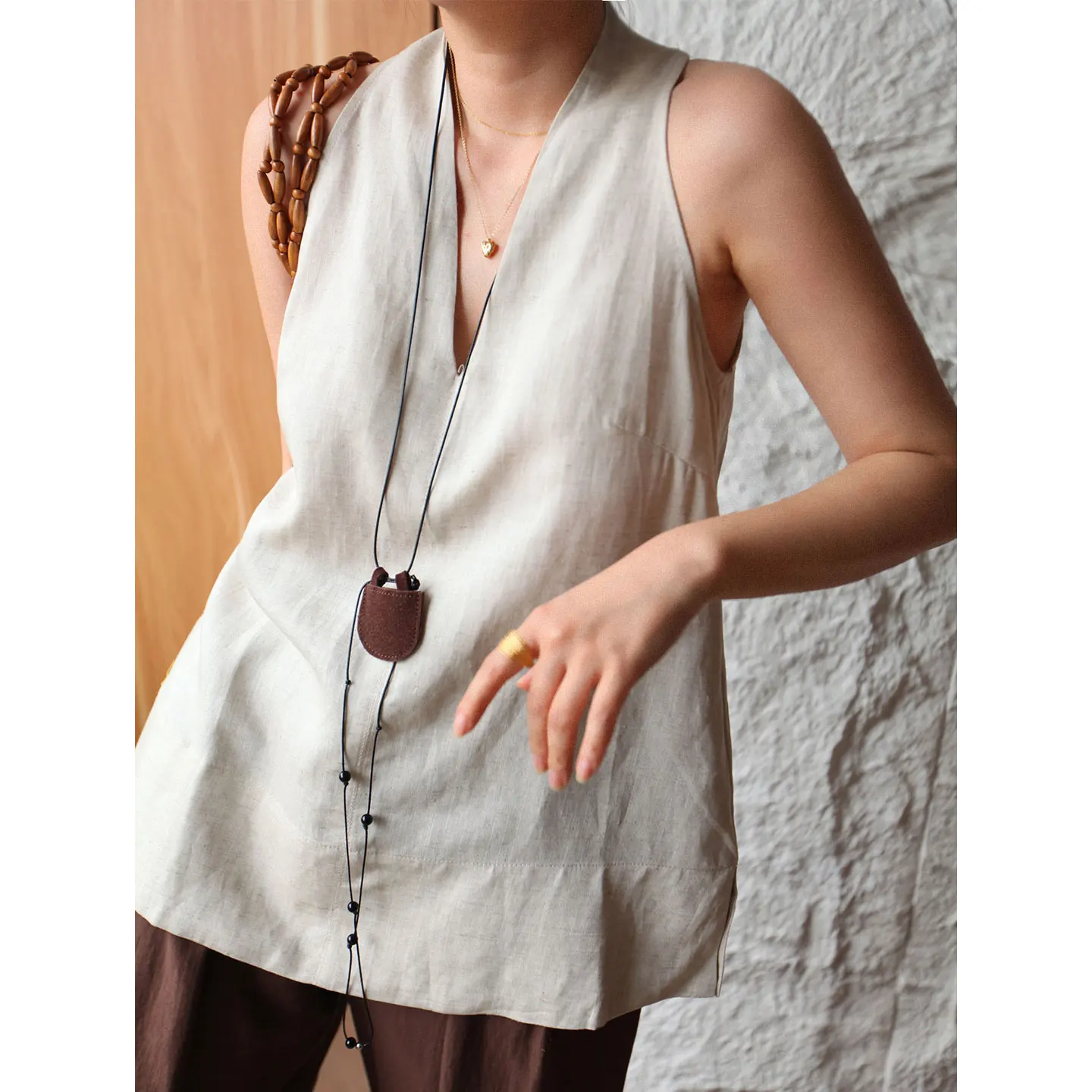 A1st Editor Store Linen V-Neck Sleeveless Hanging Neck Vest Loose Versatile Shoulder Top Women's Fashion Commute Style Summer...
A1st Editor Store Linen V-Neck Sleeveless Hanging Neck Vest Loose Versatile Shoulder Top Women's Fashion Commute Style Summer...