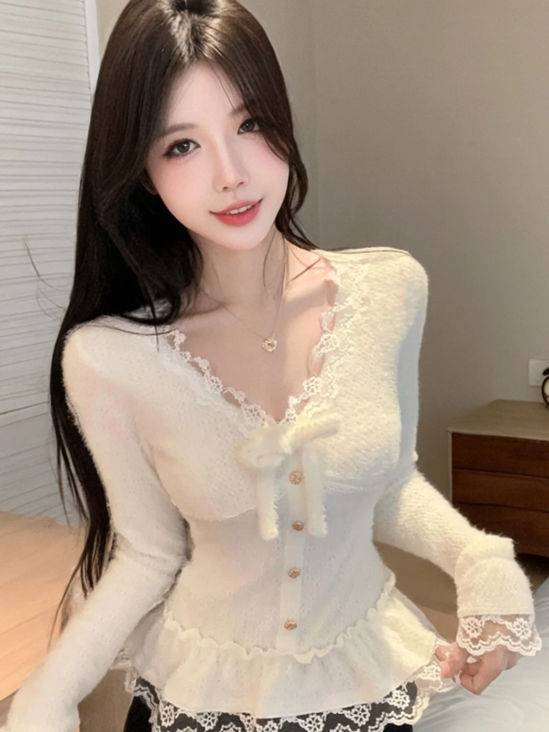 Women's Furry Knitted Base Shirt V-neck Bell Sleeve Fashionable Lace Splicing Autumn Winter Inner Wear Slim Fit Korean Style
Women's Furry Knitted Base Shirt V-neck Bell Sleeve Fashionable Lace Splicing Autumn Winter Inner Wear Slim Fit Korean Style