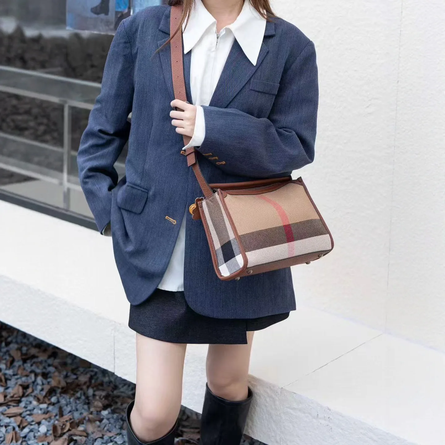 Клетчатая сумка из натуральной кожи 2025, структурированная женская сумка-коробка, универсальная сумка через плечо и через плечо, шикарный и вневременной дизайн
Клетчатая сумка из натуральной кожи 2025, структурированная женская сумка-коробка, универсальная сумка через плечо и через плечо, шикарный и вневременной дизайн