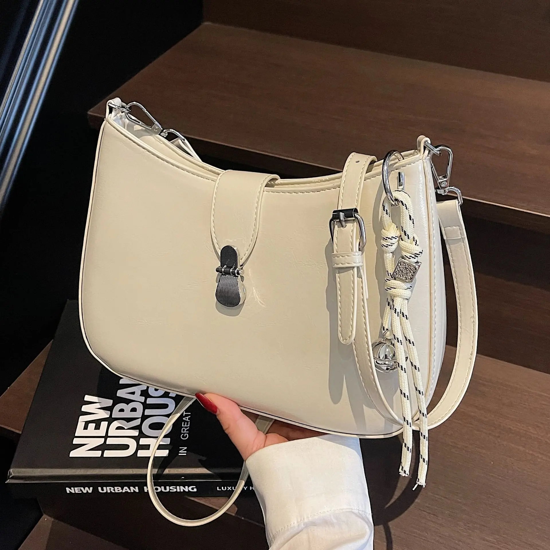 French Niche Design Retro Underarm Bag Female 2025 New Fashion Saddle Bag Shoulder Messenger Bag
French Niche Design Retro Underarm Bag Female 2025 New Fashion Saddle Bag Shoulder Messenger Bag