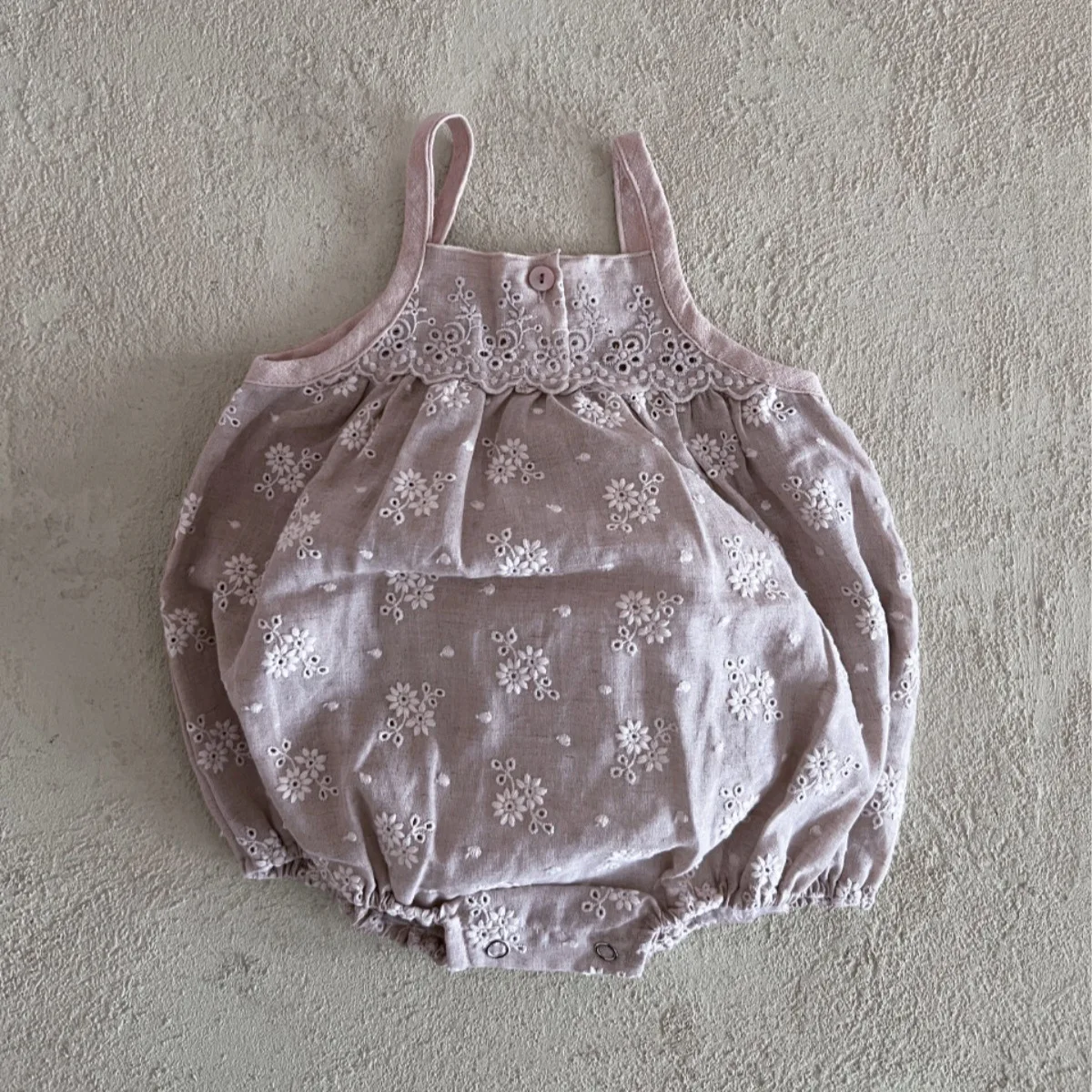 Newborn Girl Romper Summer Retro Flower Embroidery Kids Girl Jumpsuit Sleeveless Muslin Breathable Infant Baby Girls One Piece
Newborn Girl Romper Summer Retro Flower Embroidery Kids Girl Jumpsuit Sleeveless Muslin Breathable Infant Baby Girls One Piece