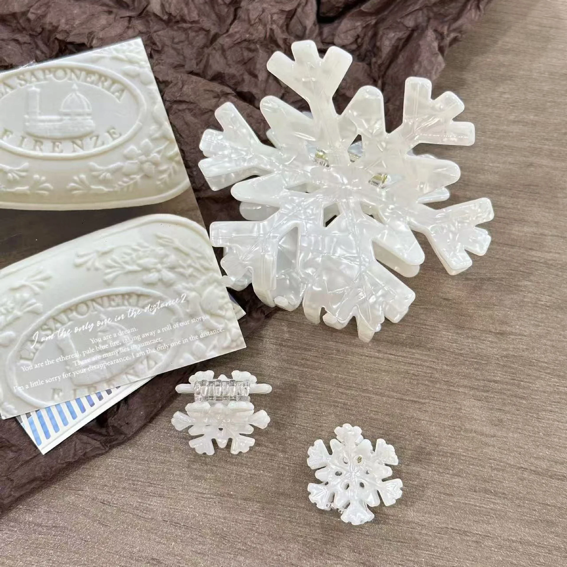 NEW Christmas Snowflake Acrylic Hair Claw Winter Romantic Snowflake Hair Claw Clips for Women Girls Hair Accessories
NEW Christmas Snowflake Acrylic Hair Claw Winter Romantic Snowflake Hair Claw Clips for Women Girls Hair Accessories