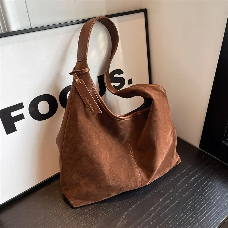 Retro Magnetic Buckle Bucket Bag Large Capacity Suede Suede Face Bag 2023 Casual Shoulder Commuter Handbags
Retro Magnetic Buckle Bucket Bag Large Capacity Suede Suede Face Bag 2023 Casual Shoulder Commuter Handbags